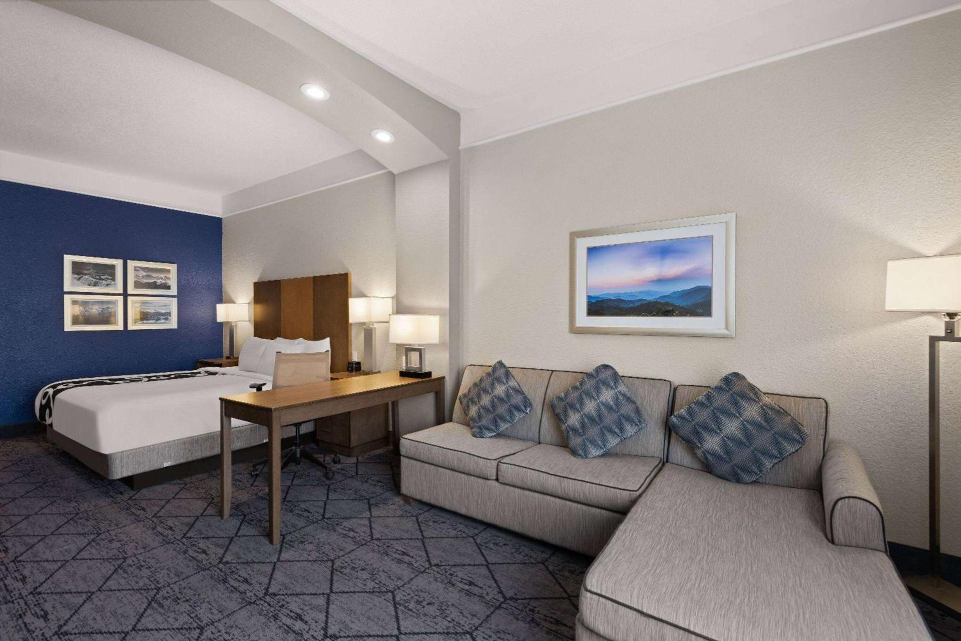 La Quinta Inn and Suites by Wyndham at WaTiki Waterpark photo 17