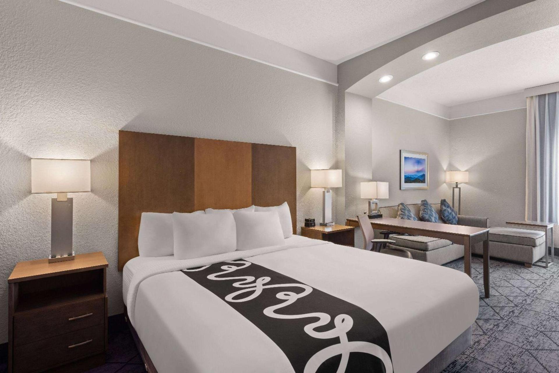 La Quinta Inn and Suites by Wyndham at WaTiki Waterpark photo 18