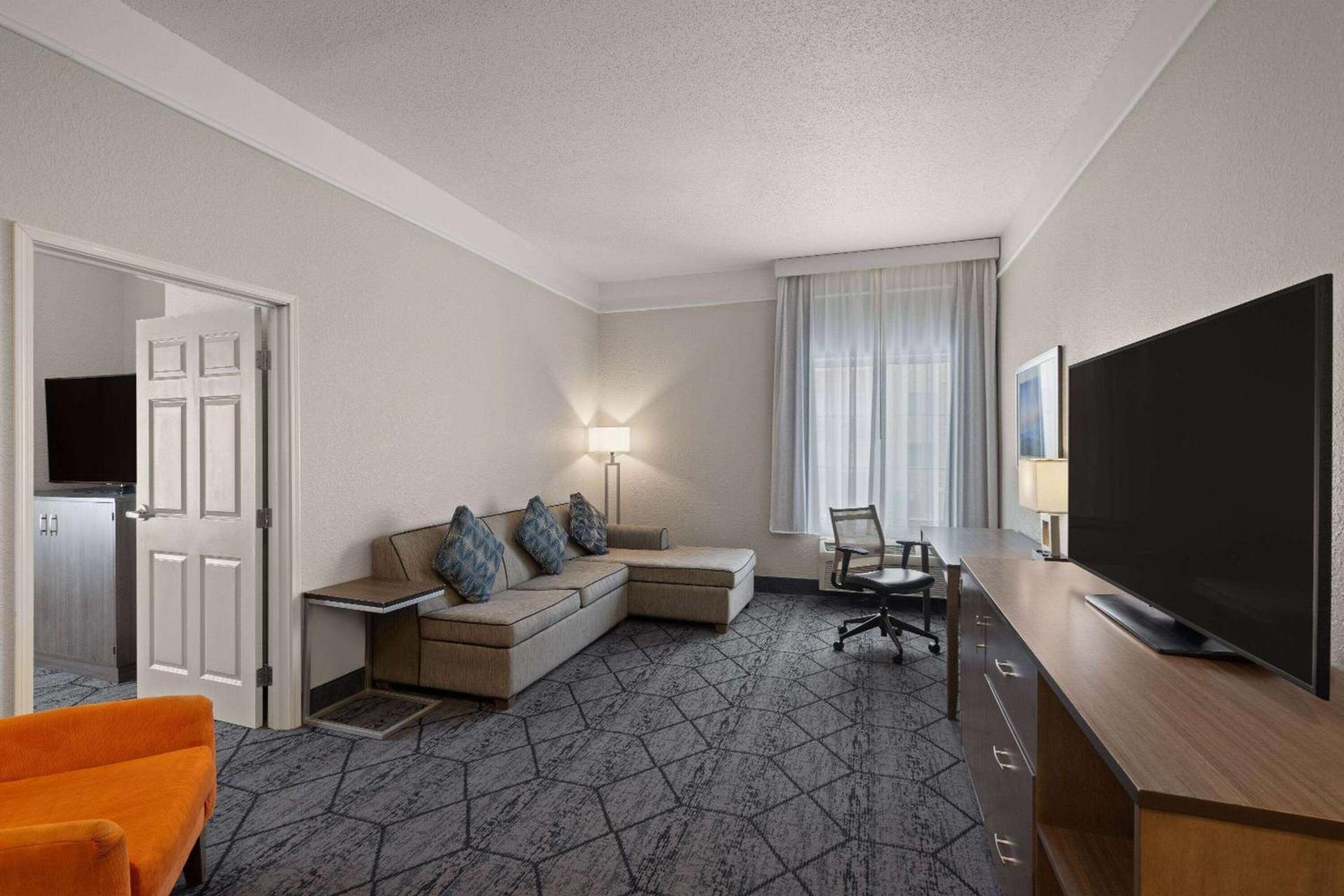 La Quinta Inn and Suites by Wyndham at WaTiki Waterpark photo 34