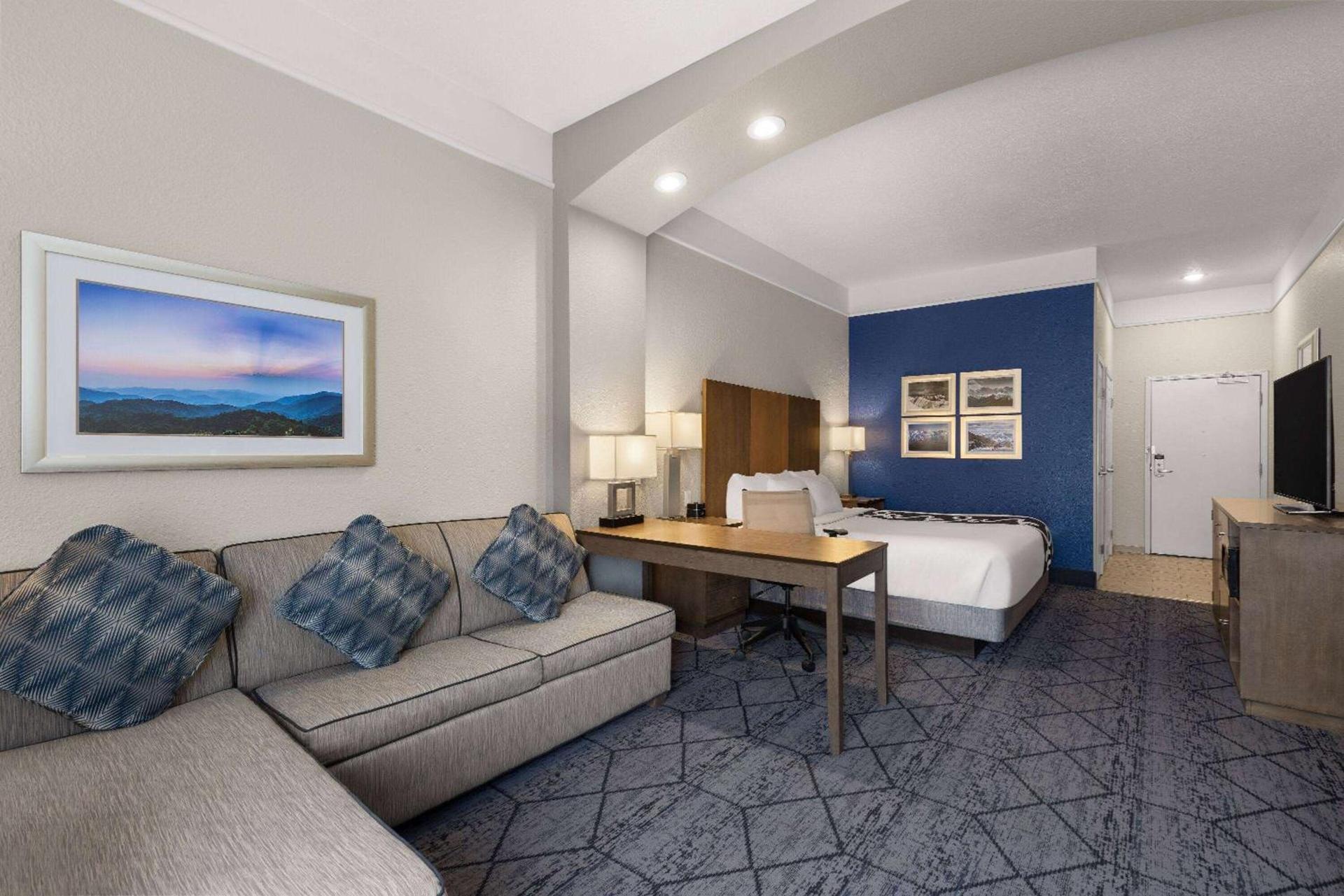 La Quinta Inn and Suites by Wyndham at WaTiki Waterpark photo 44