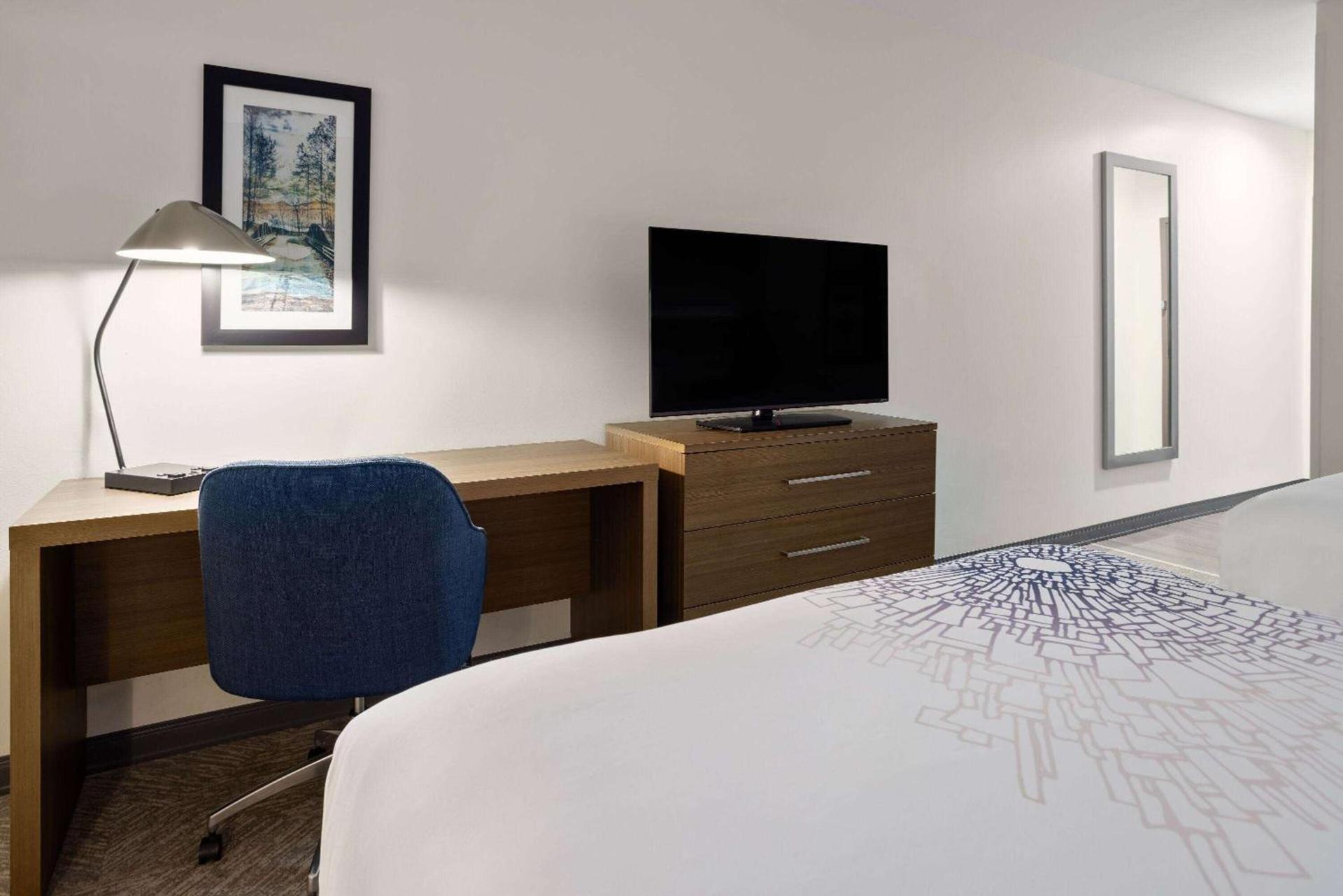 La Quinta Inn & Suites by Wyndham Locust Grove photo 15