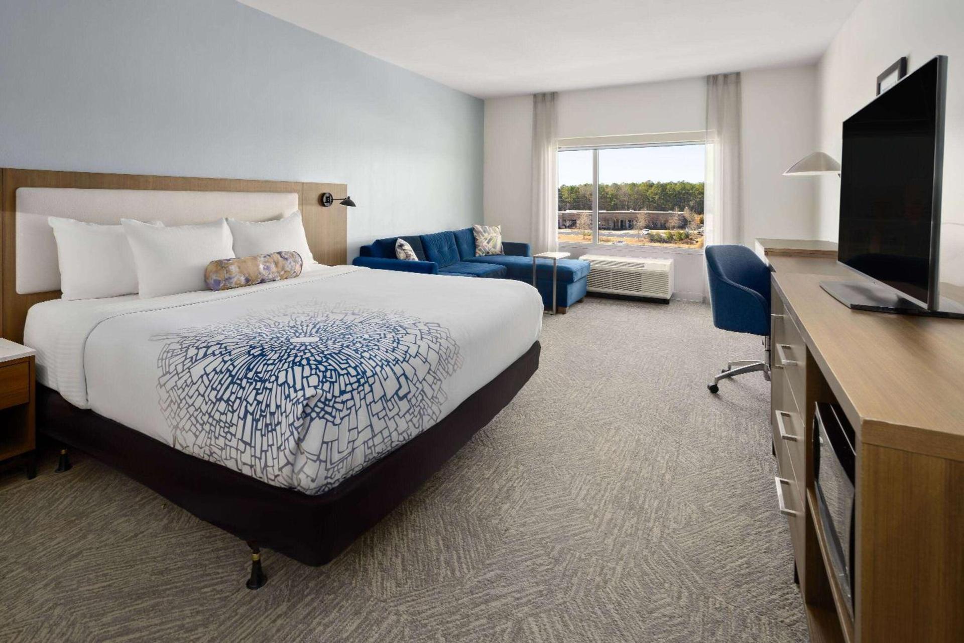 La Quinta Inn & Suites by Wyndham Locust Grove photo 28