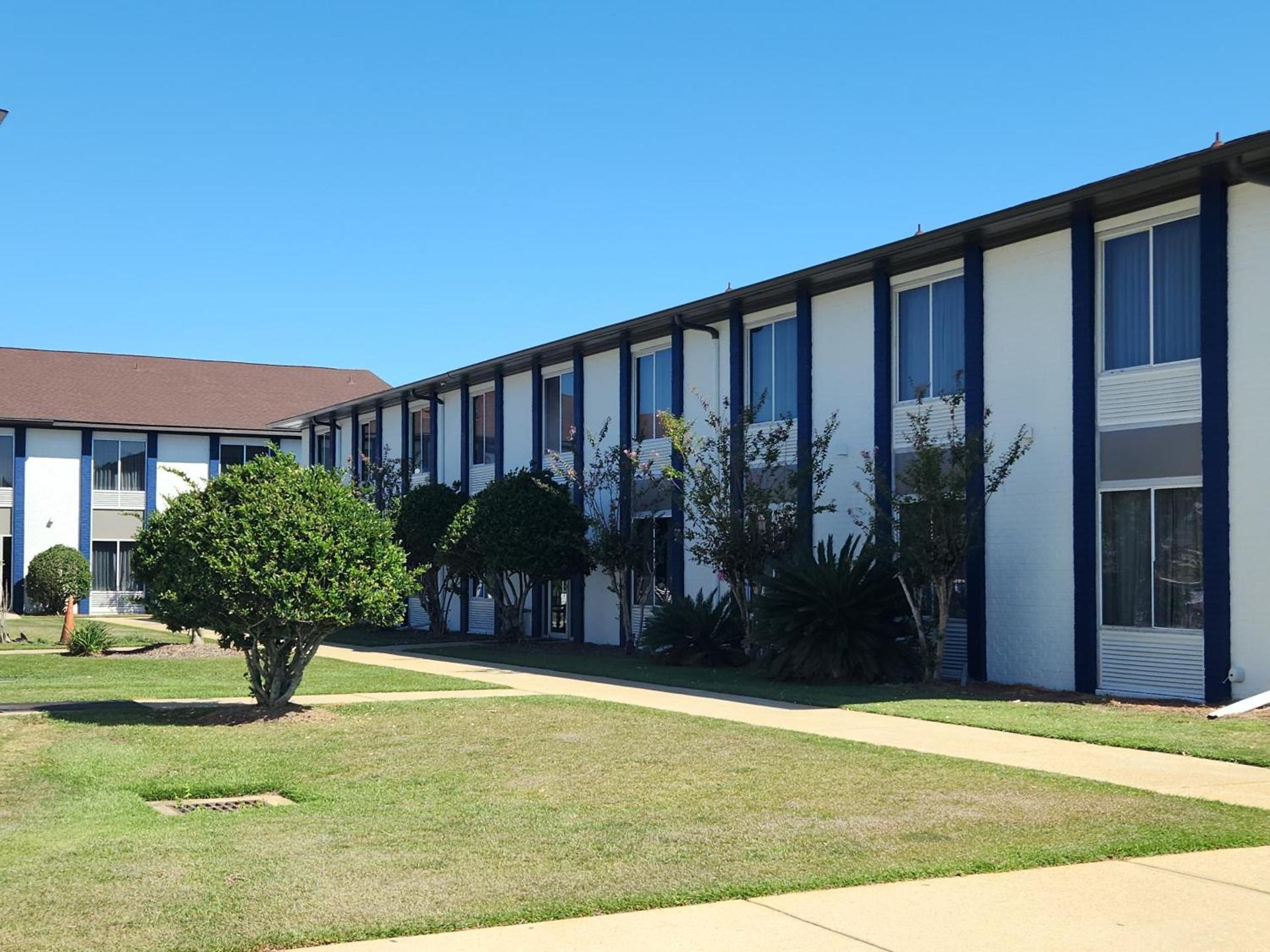 Americas Best Value Inn & Suites-Foley - Fully Renovated photo 9