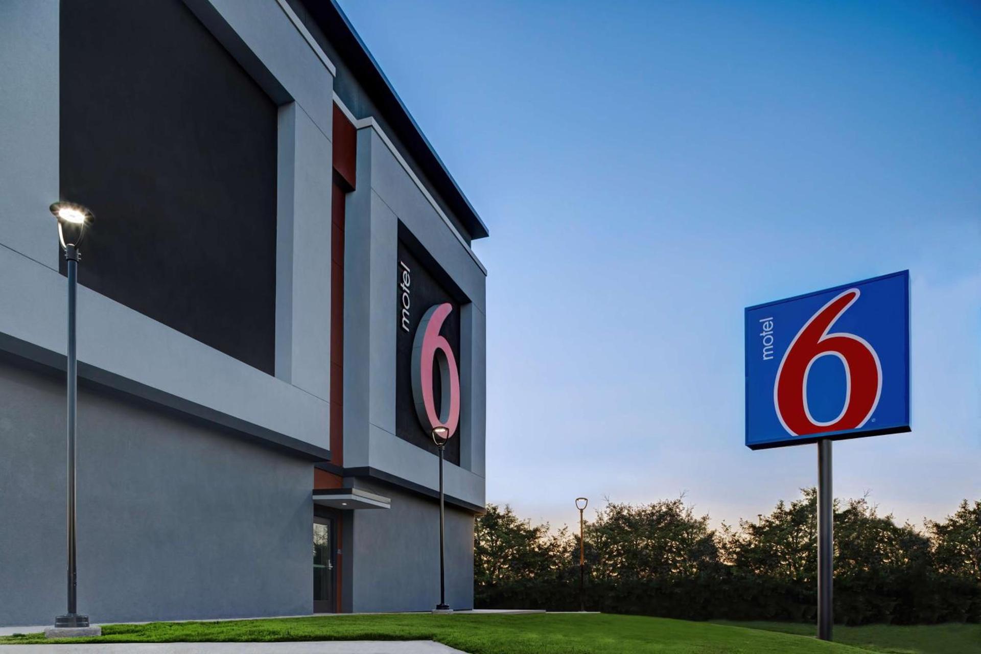 Motel 6 Dallas, TX Methodist Charlton Medical Ctr photo 1