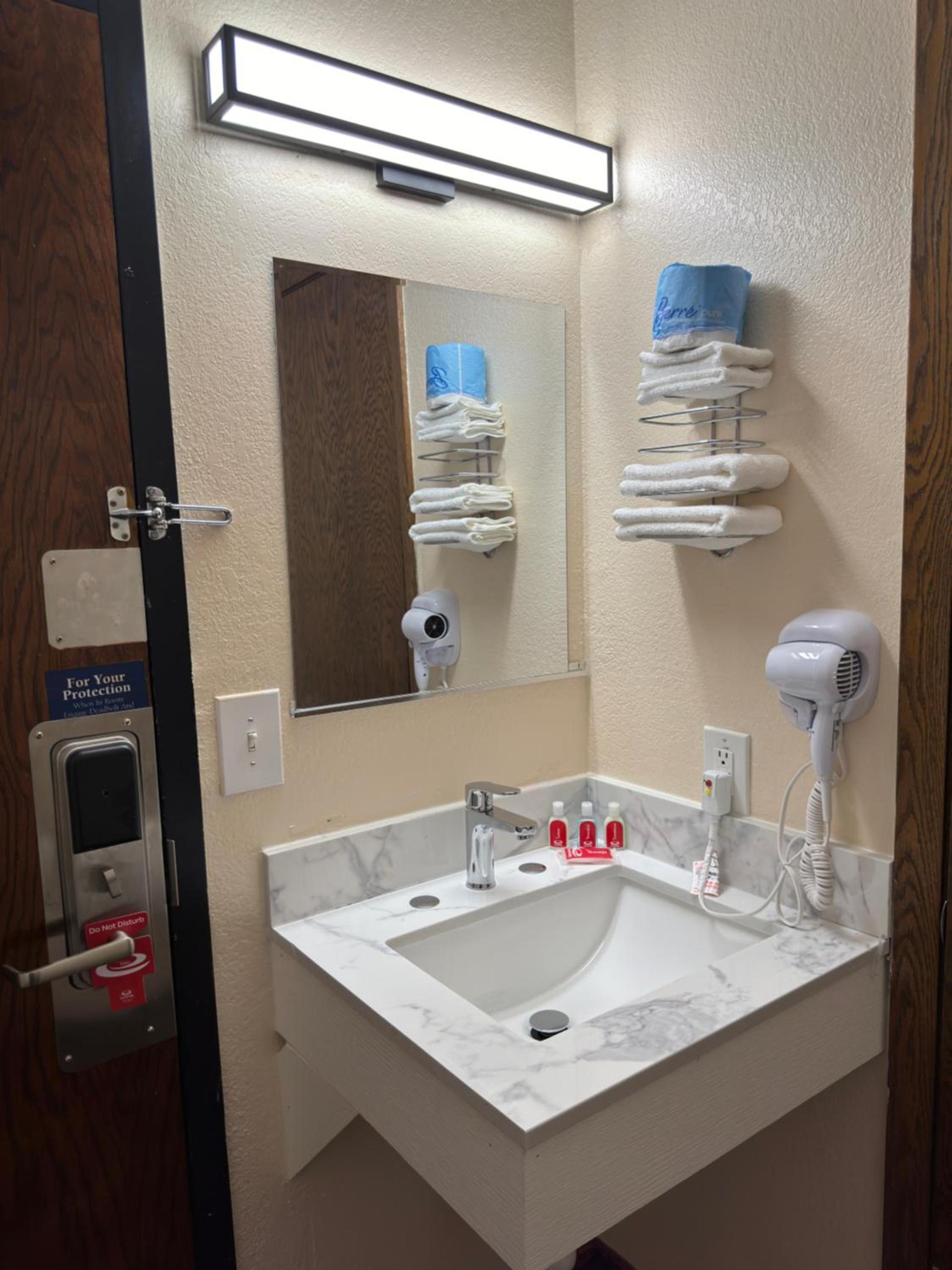Econo Lodge Waite Park - St Cloud photo 27