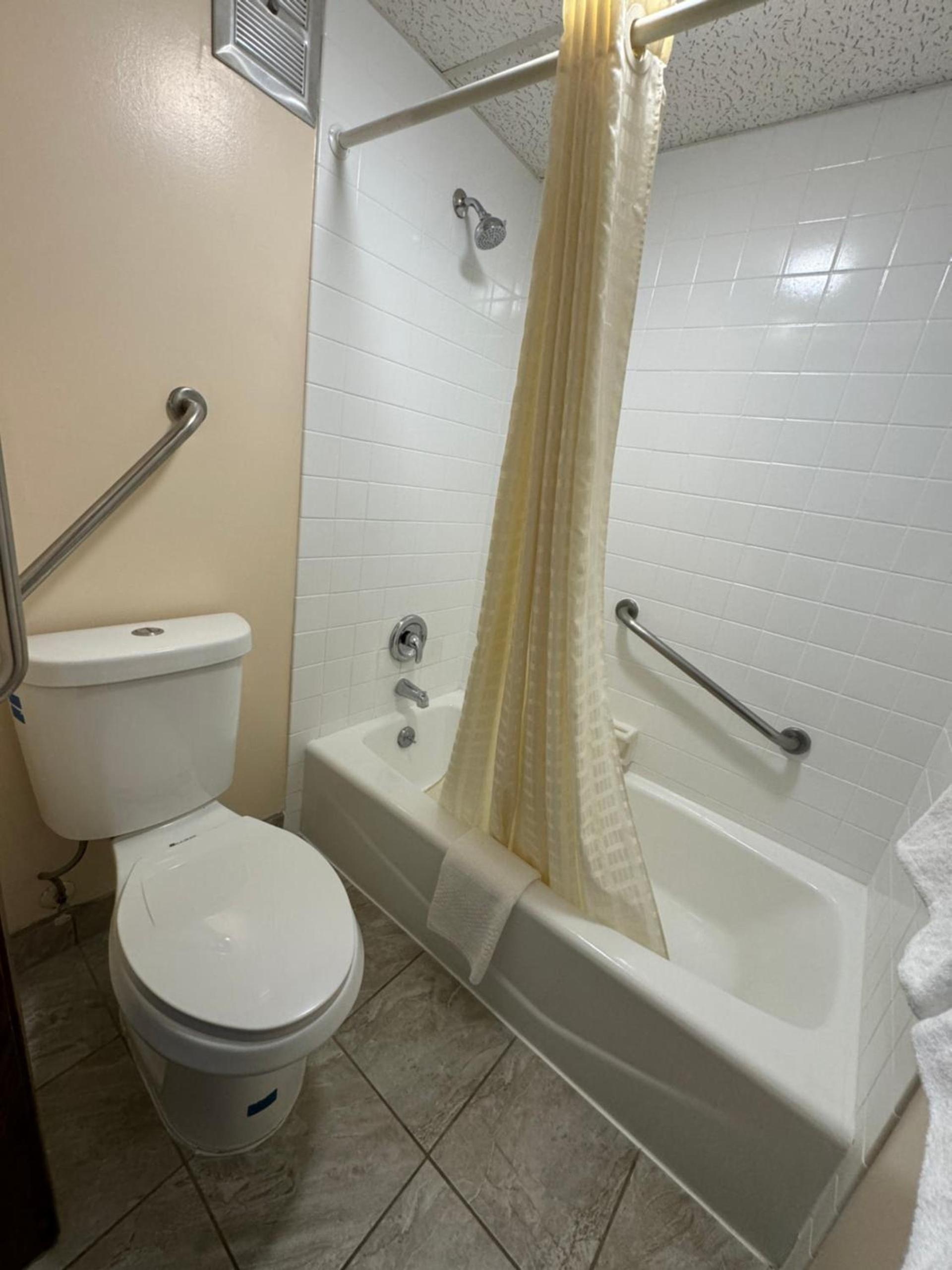 Econo Lodge Waite Park - St Cloud photo 38