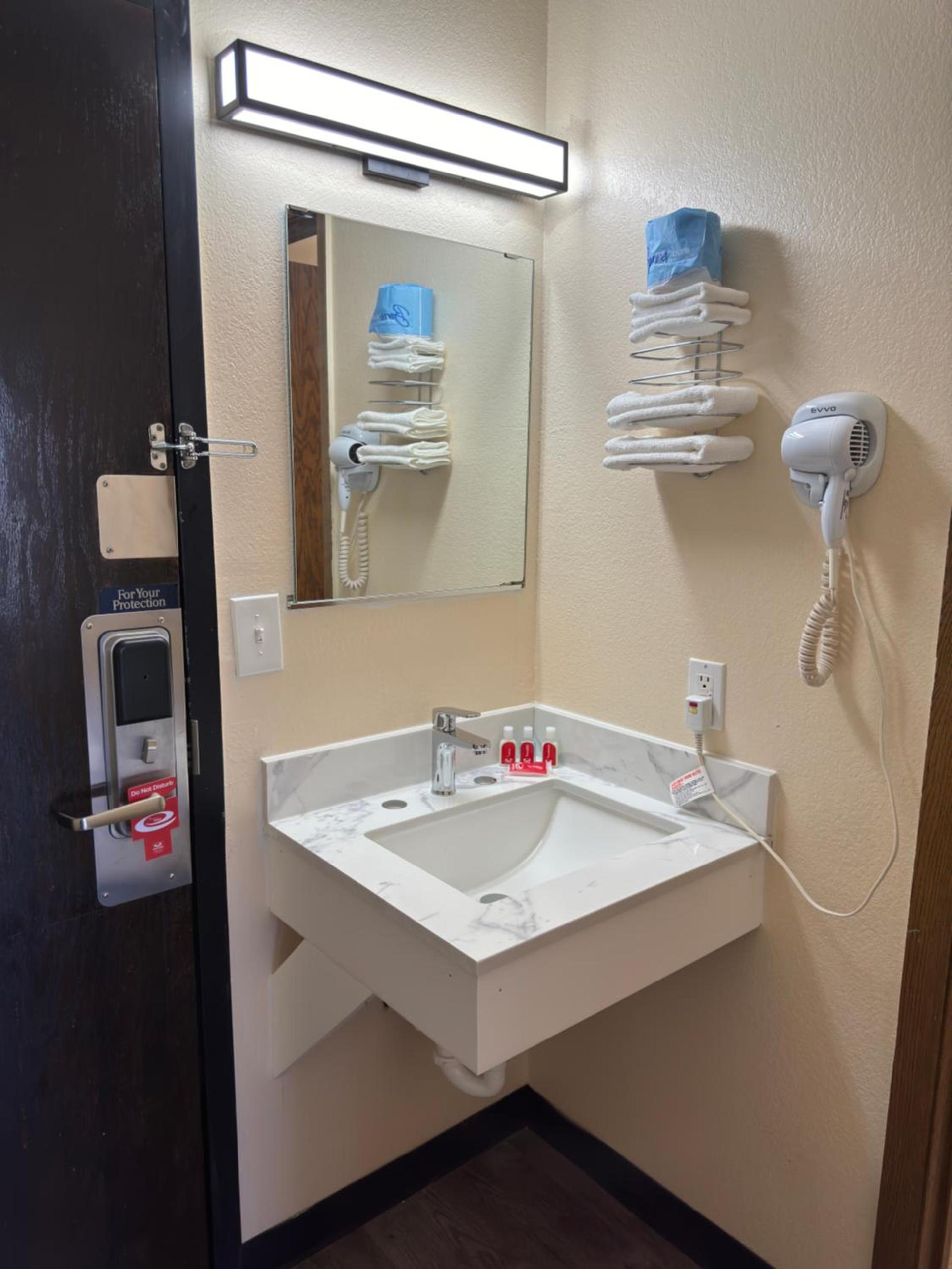 Econo Lodge Waite Park - St Cloud photo 37