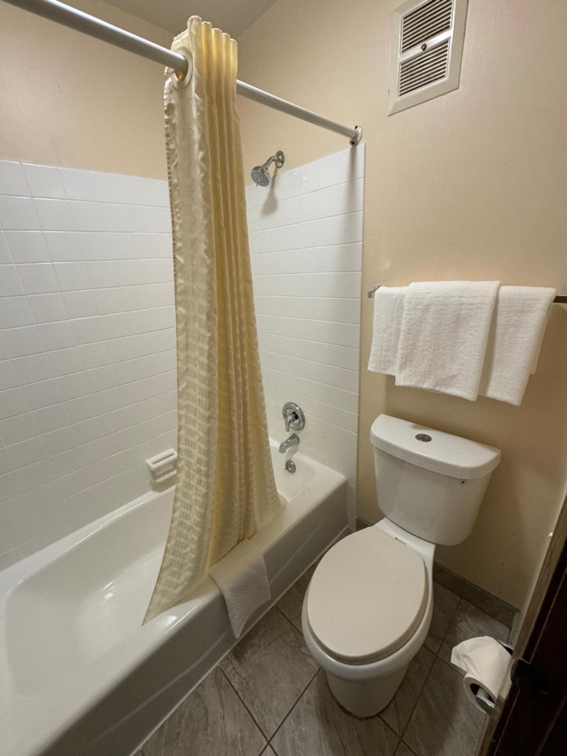 Econo Lodge Waite Park - St Cloud photo 42