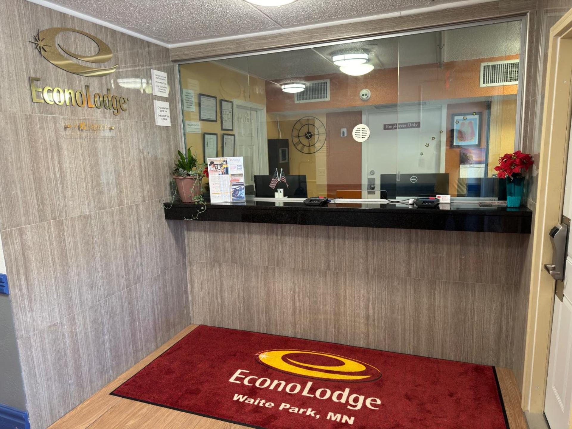 Econo Lodge Waite Park - St Cloud photo 43