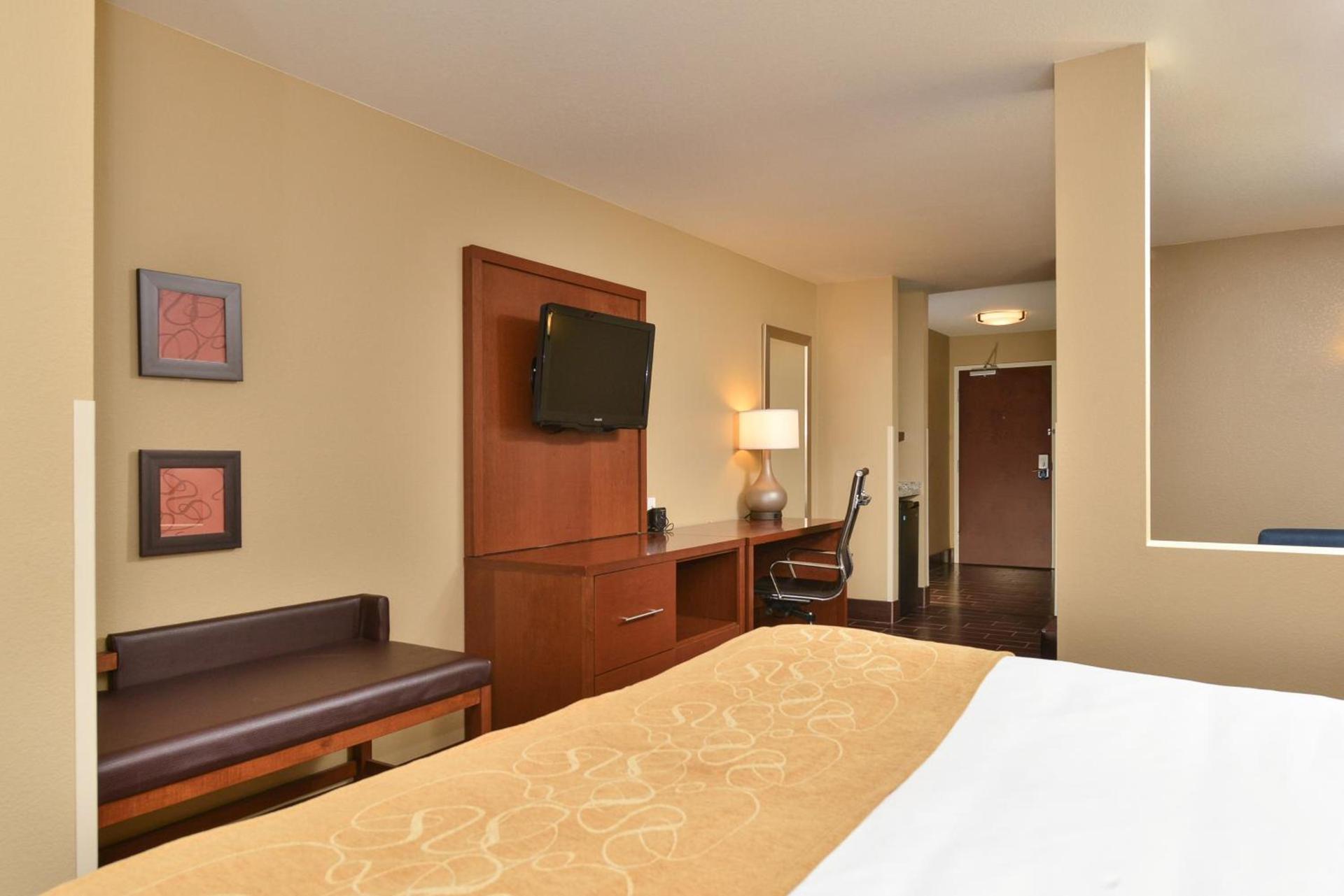 Comfort Suites Minot South photo 2