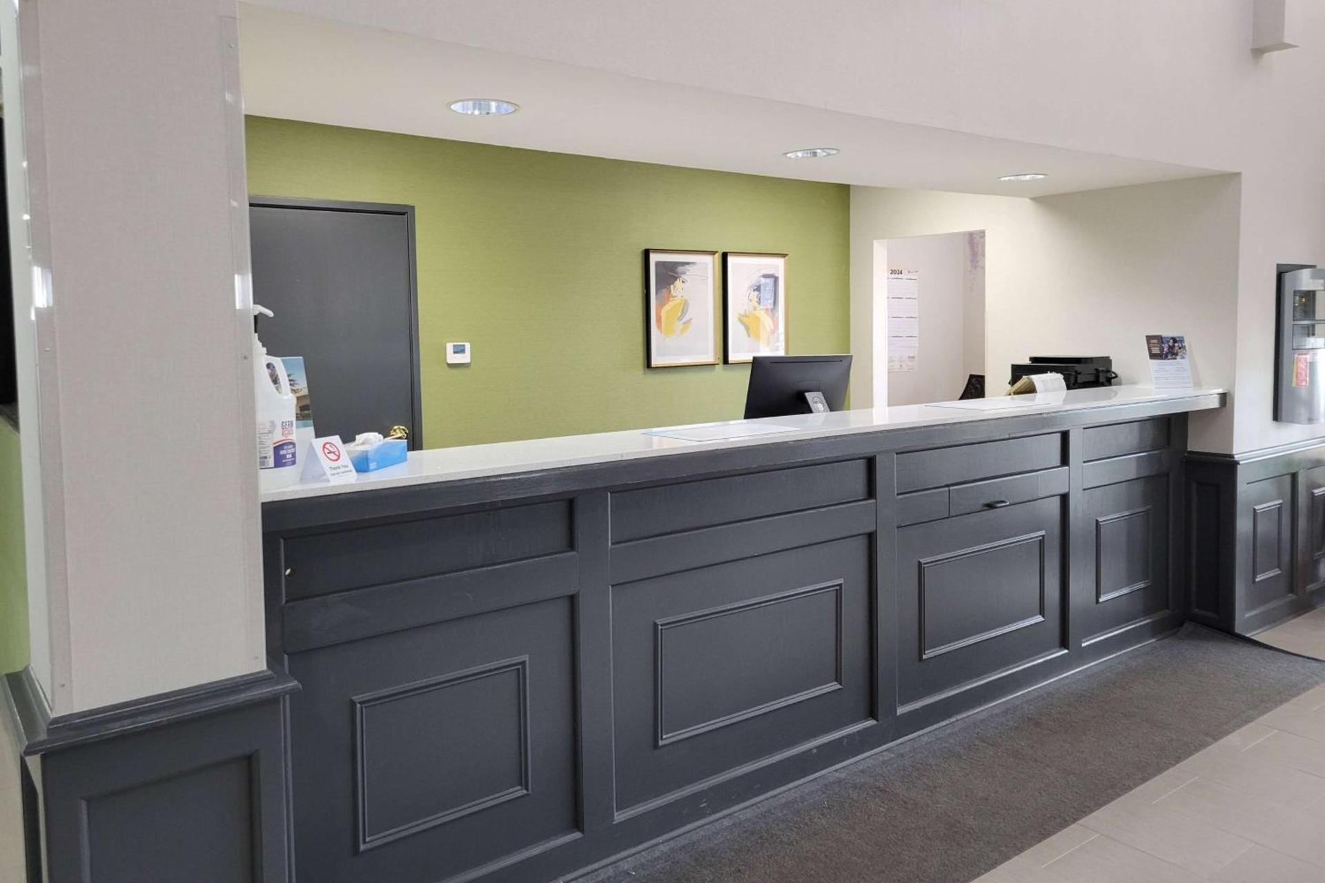 Super 8 by Wyndham Aurora/Naperville Area photo 3