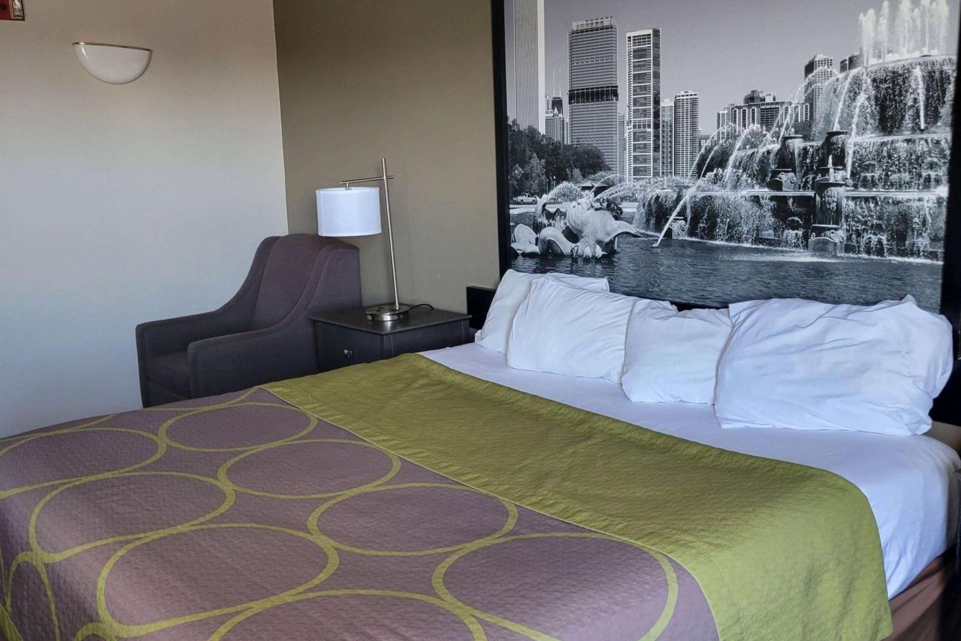 Super 8 by Wyndham Aurora/Naperville Area photo 5