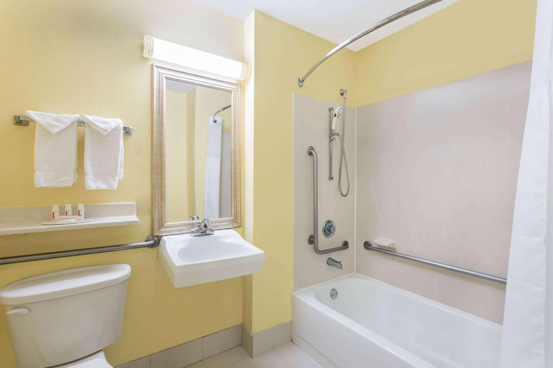 Baymont by Wyndham Savannah Midtown photo 5