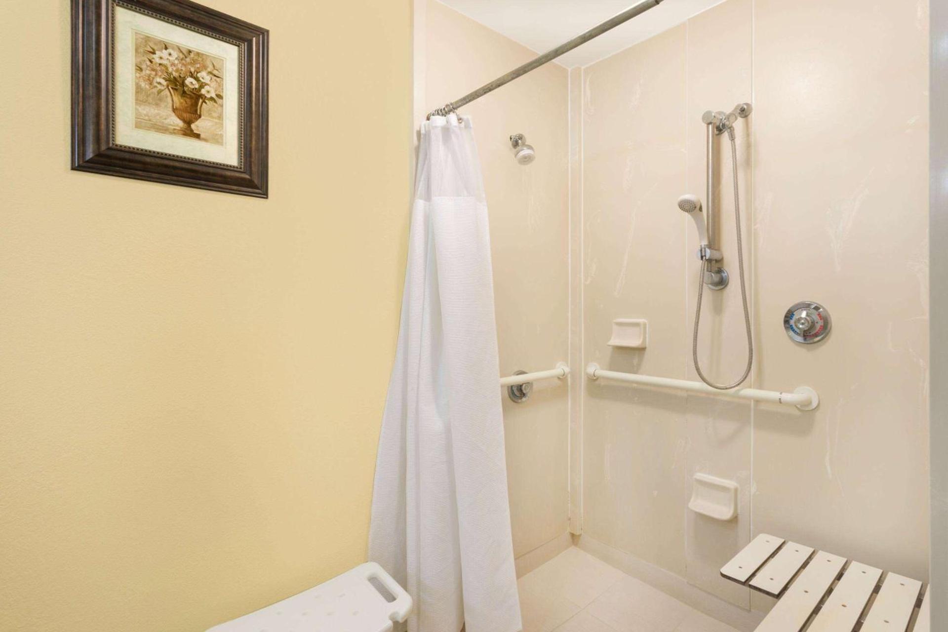Baymont by Wyndham Savannah Midtown photo 9