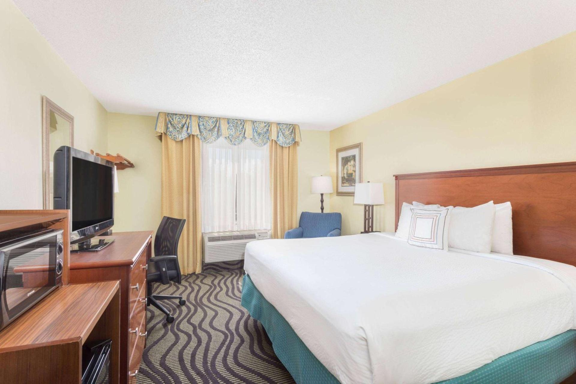 Baymont by Wyndham Savannah Midtown photo 10