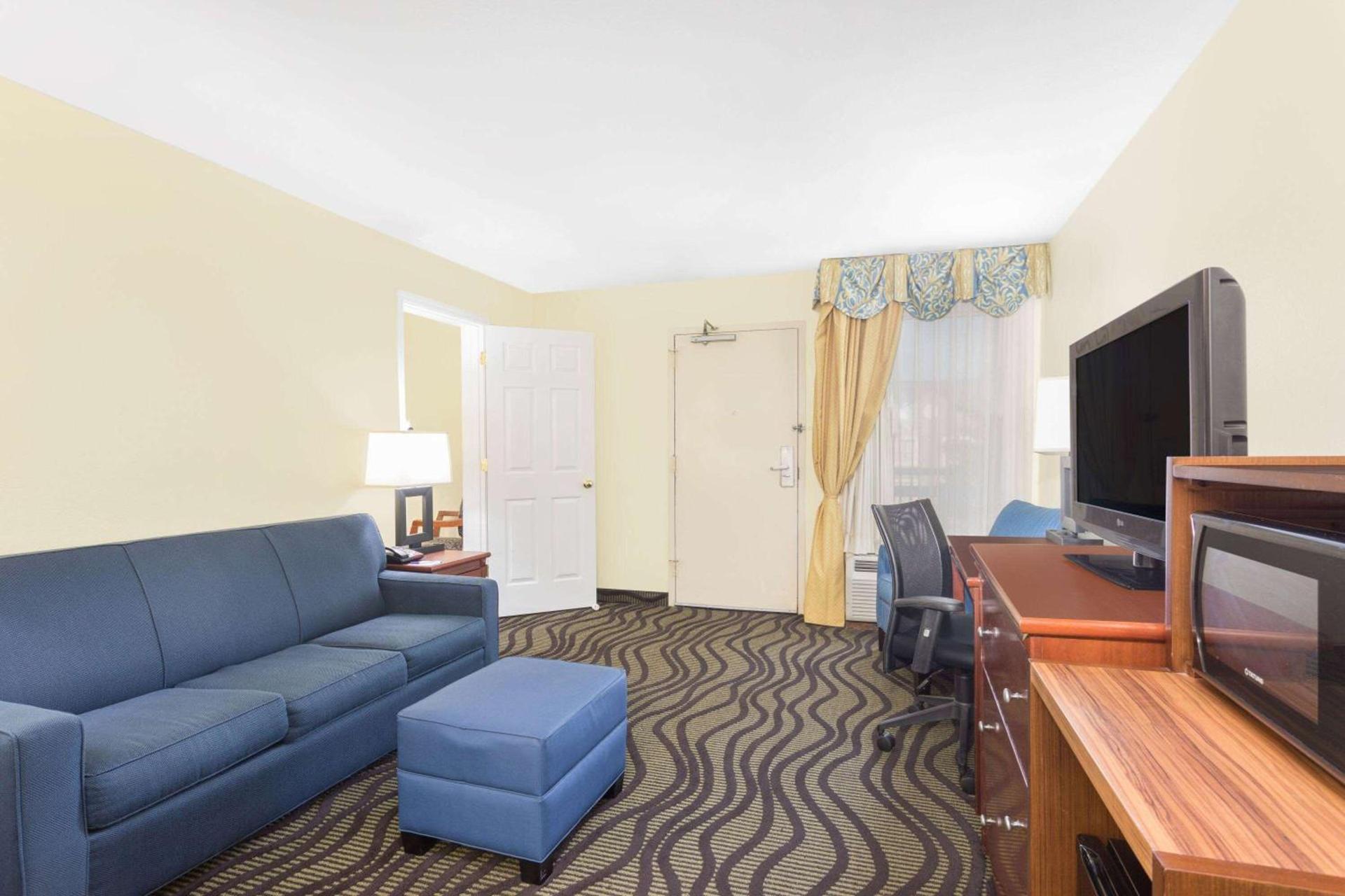 Baymont by Wyndham Savannah Midtown photo 12