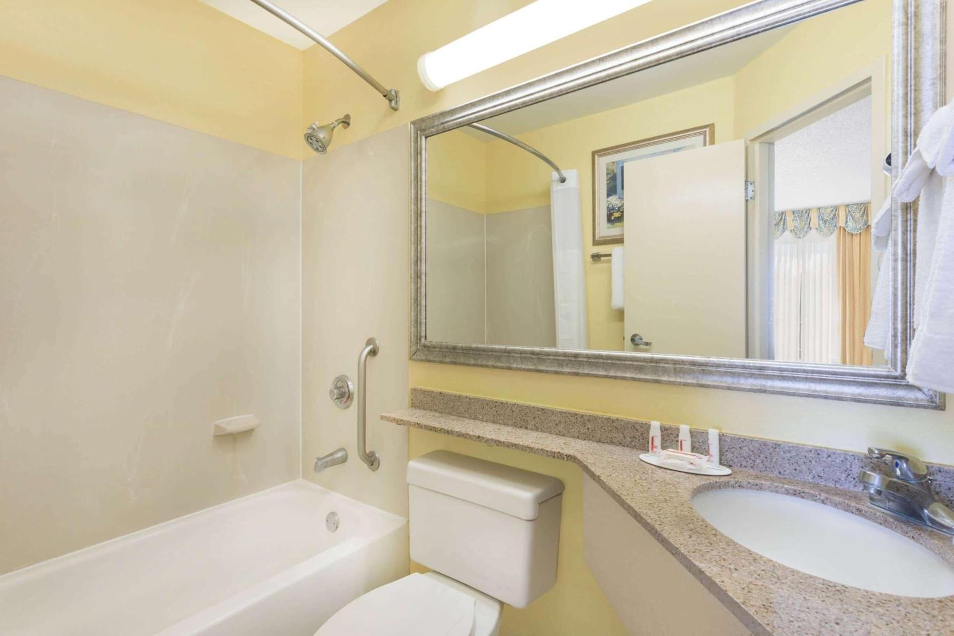Baymont by Wyndham Savannah Midtown photo 8