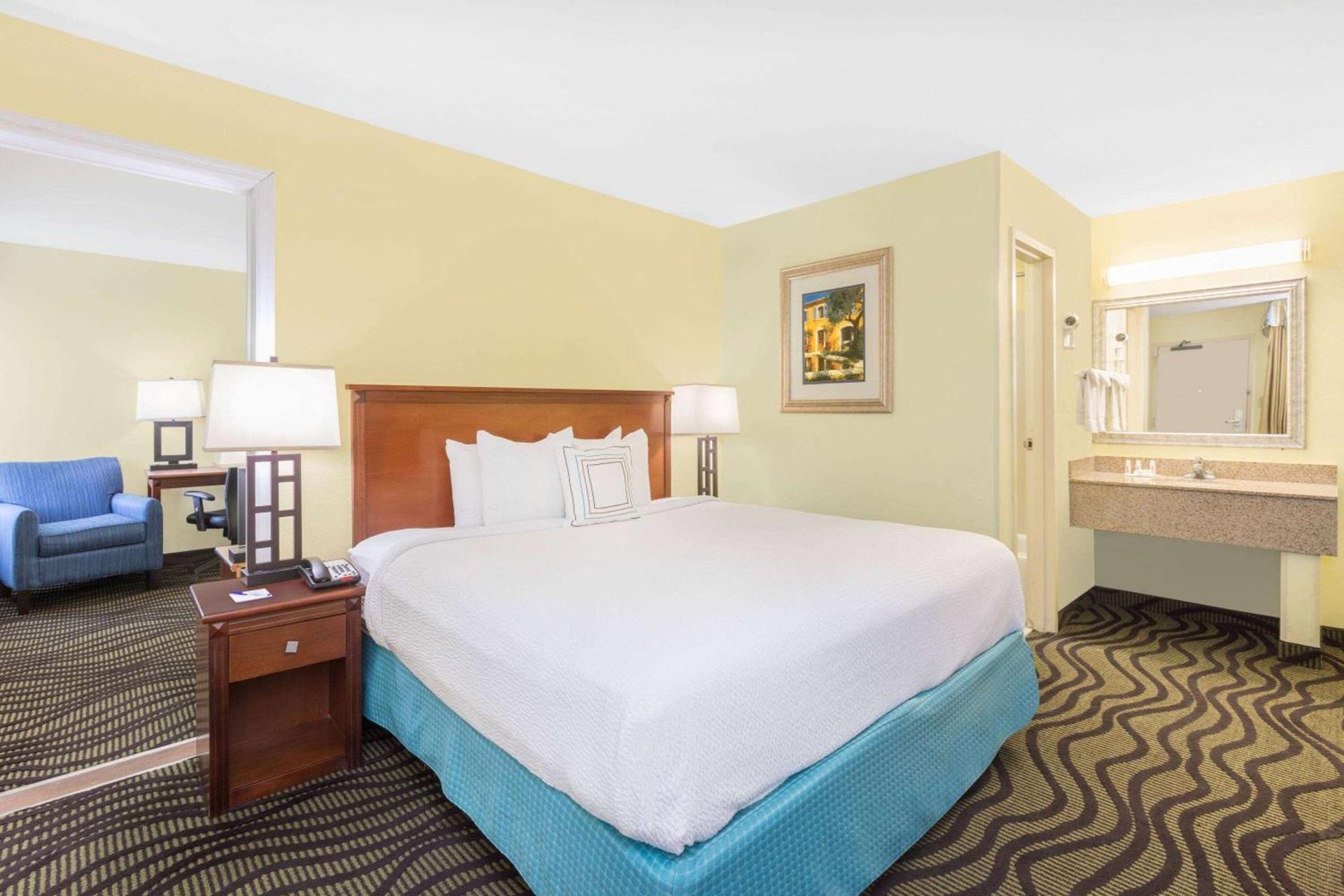 Baymont by Wyndham Savannah Midtown photo 13