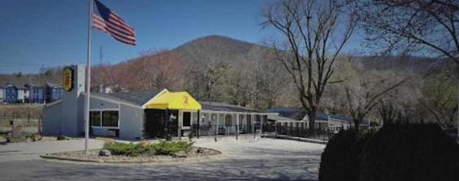 Super 8 by Wyndham Asheville/Biltmore photo 3