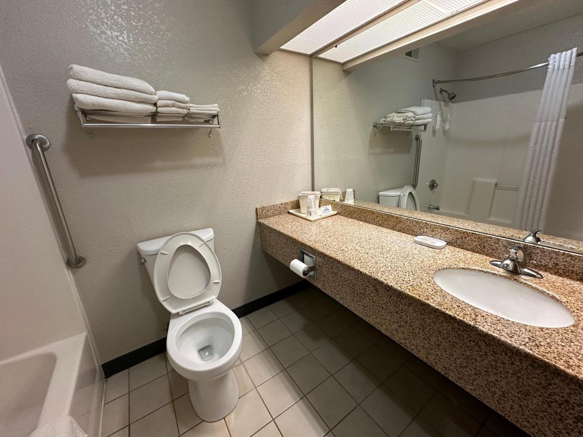 Days Inn & Suites by Wyndham Casey photo 19