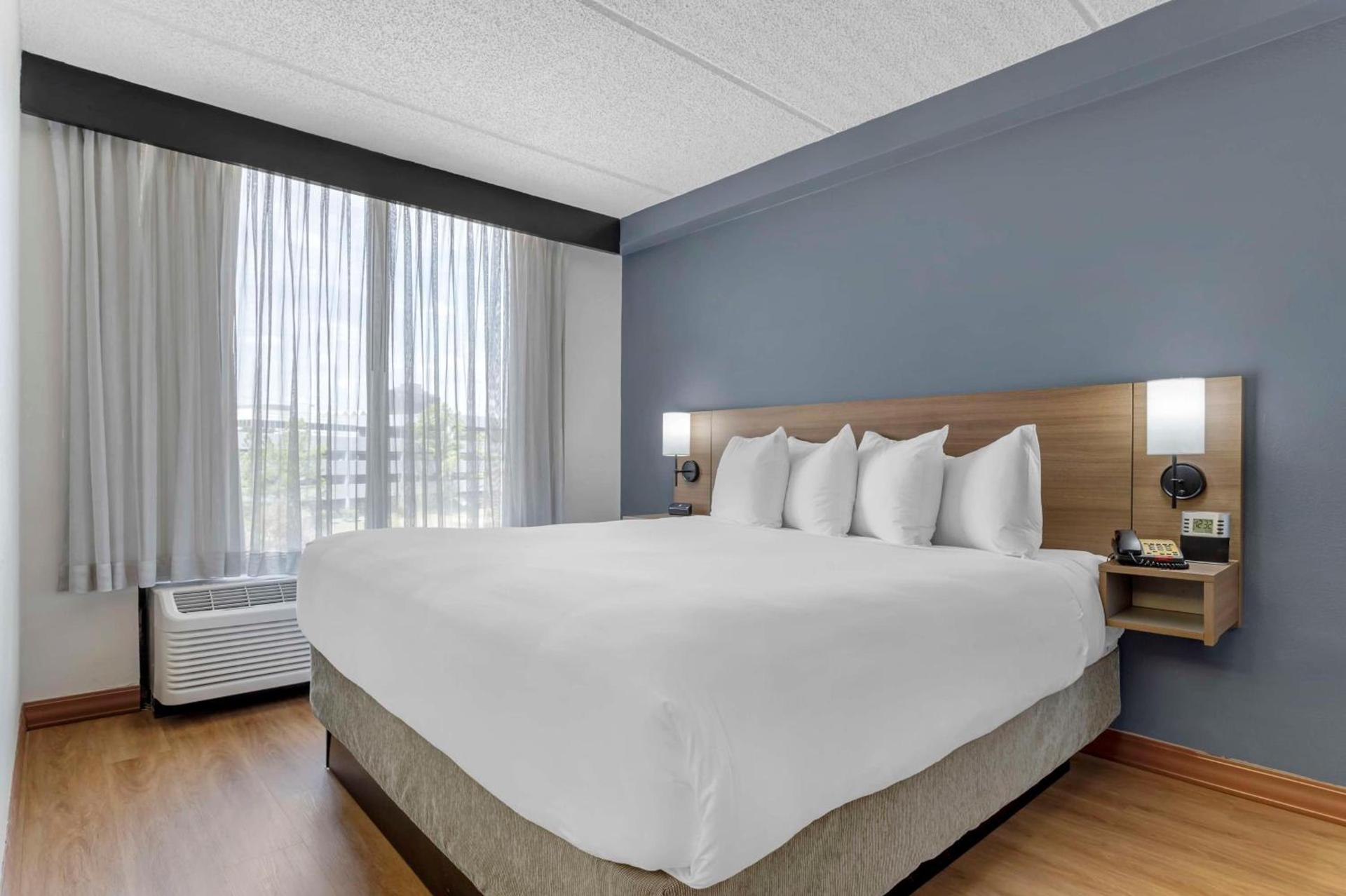 The IAH Houston Hotel photo 3