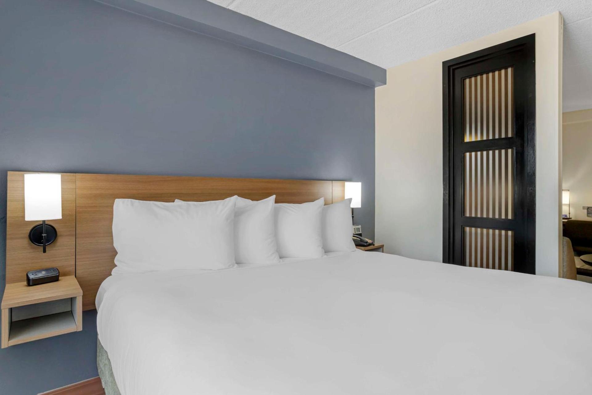 The IAH Houston Hotel photo 5