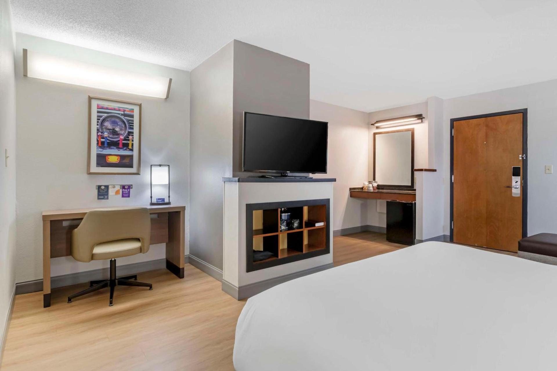The IAH Houston Hotel photo 15