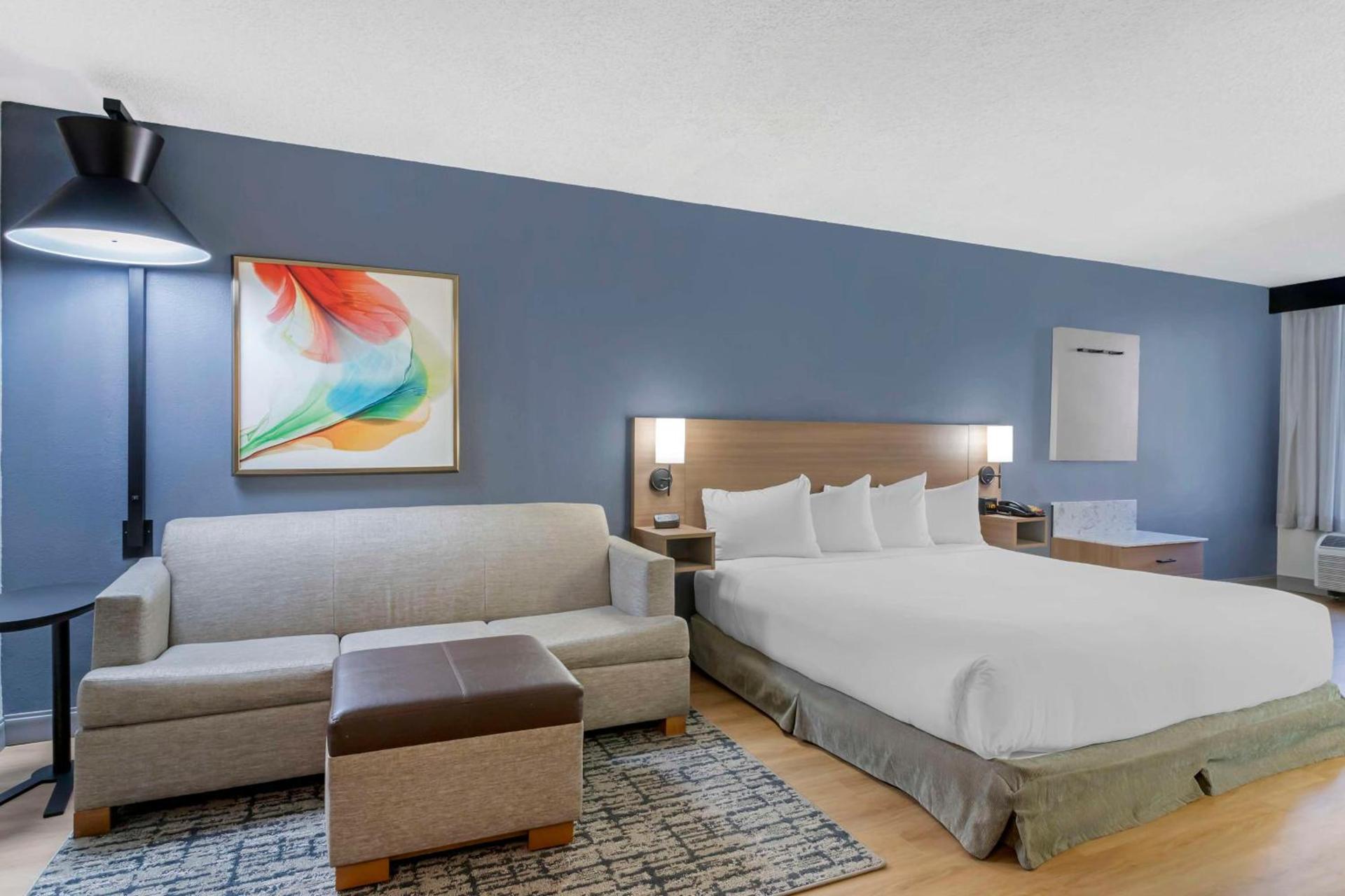 The IAH Houston Hotel photo 16