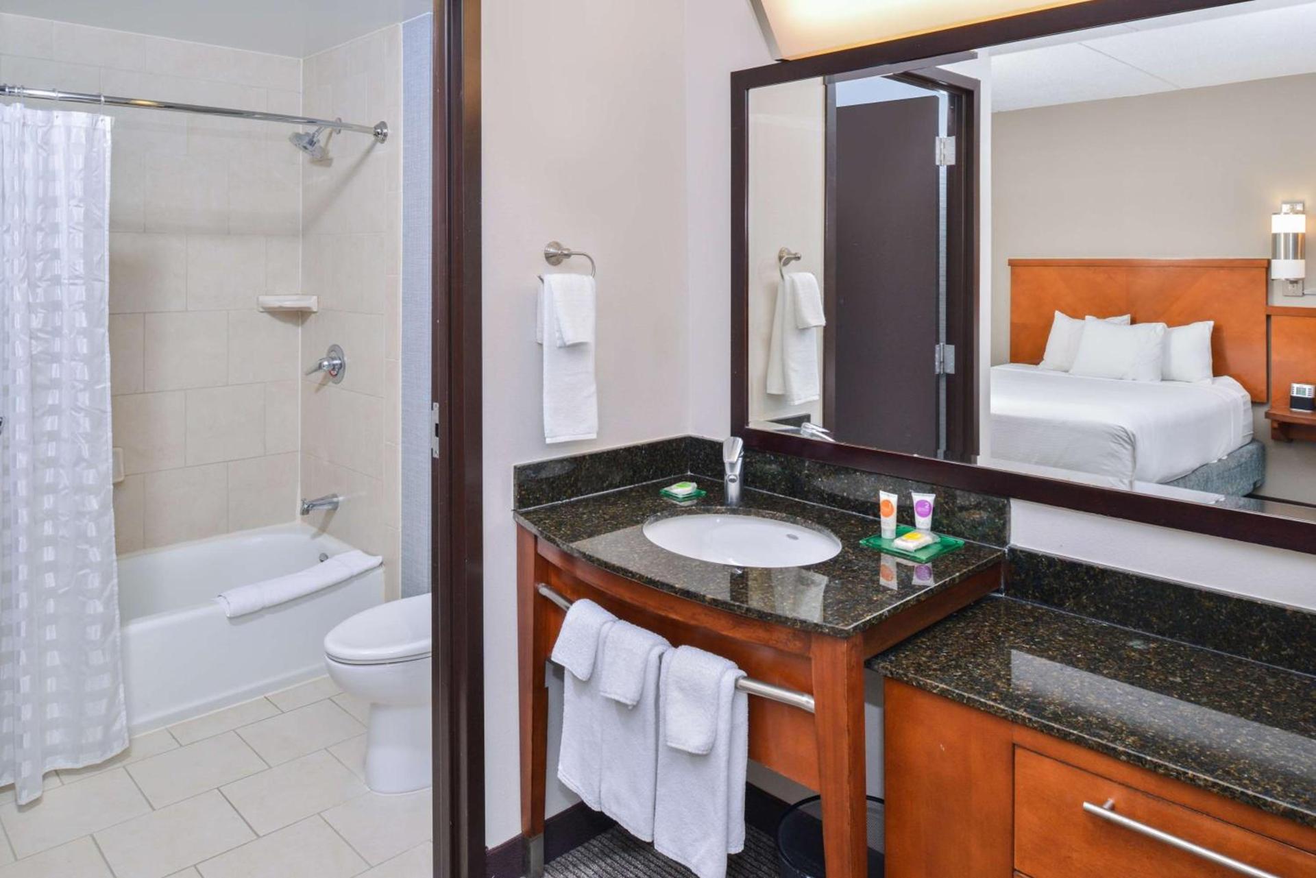Hyatt Place Herndon Dulles Airport - East photo 13