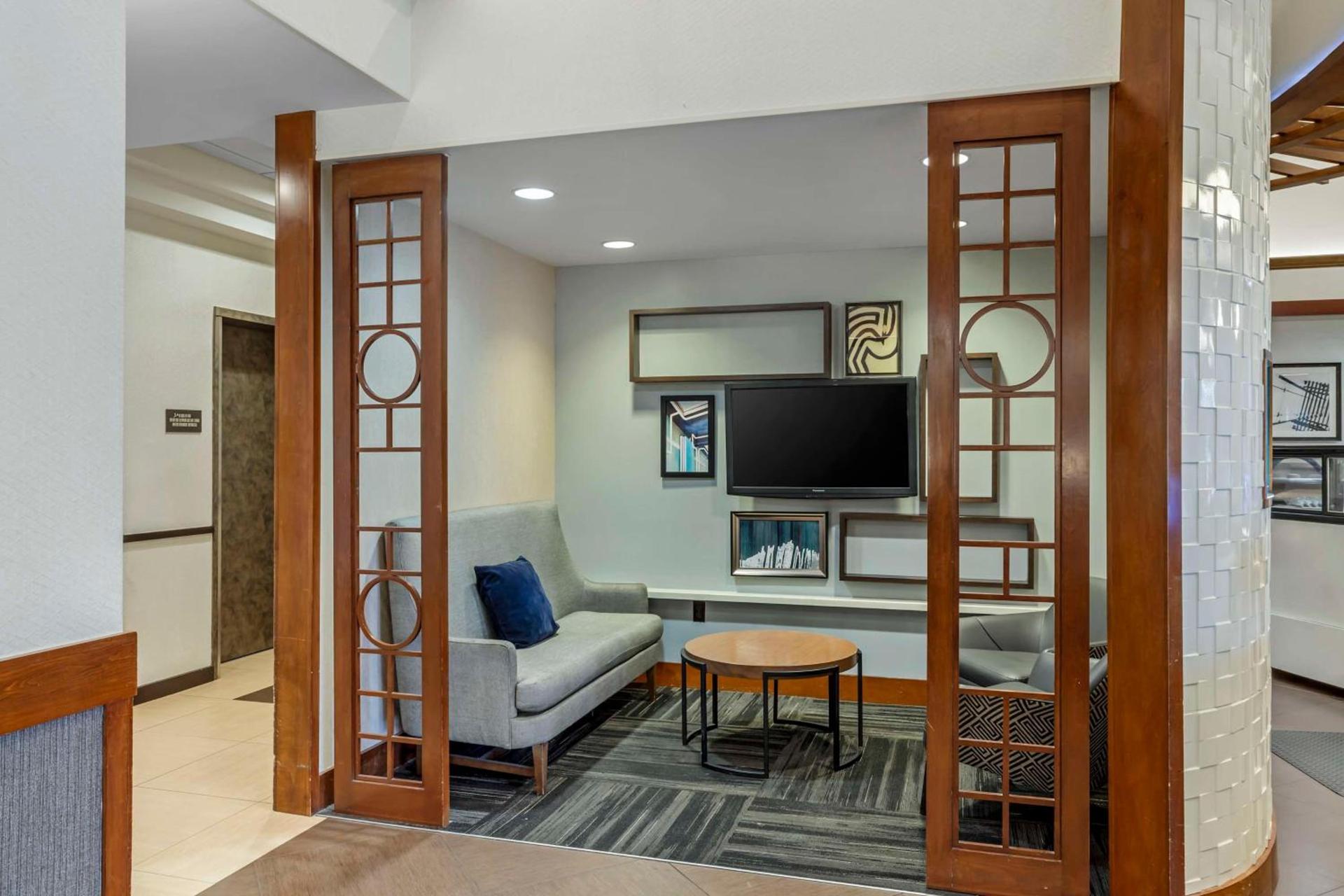 The IAH Houston Hotel photo 22