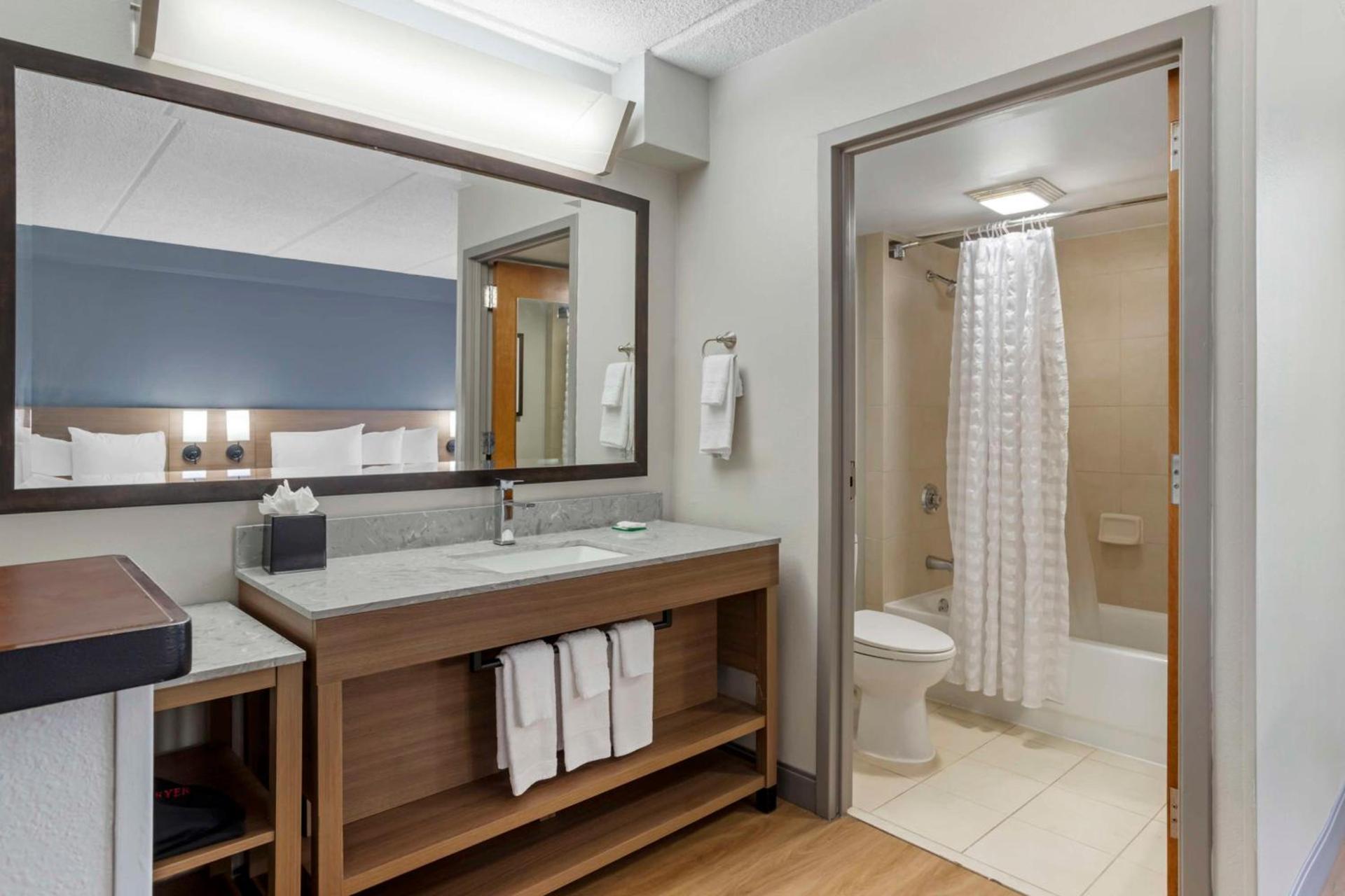 The IAH Houston Hotel photo 24