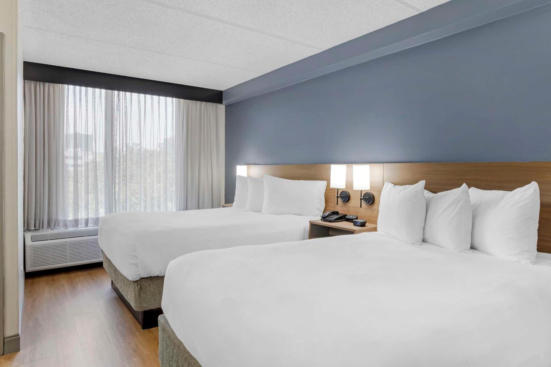 The IAH Houston Hotel photo 25
