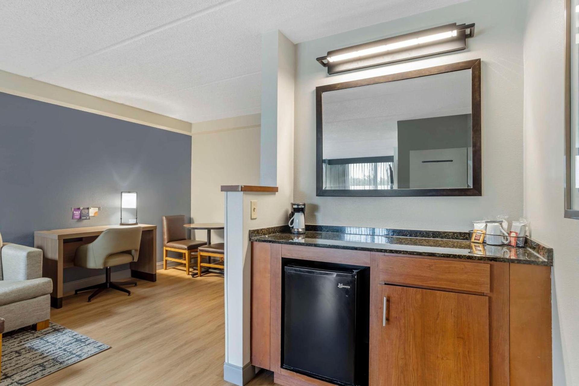 The IAH Houston Hotel photo 27