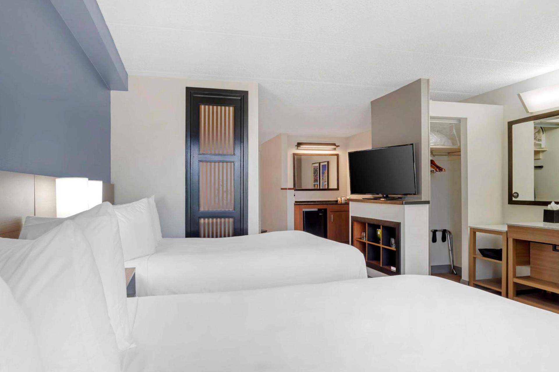 The IAH Houston Hotel photo 31