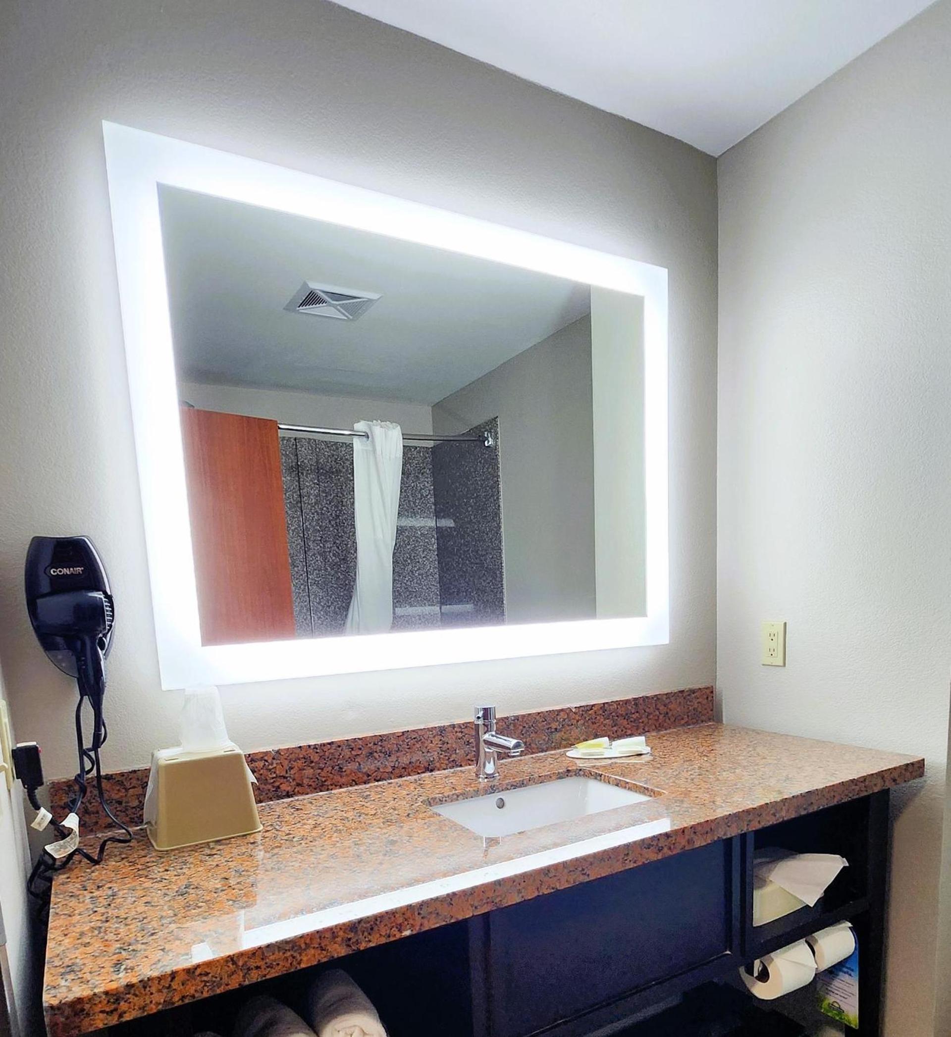 Days Inn & Suites by Wyndham Russellville photo 12