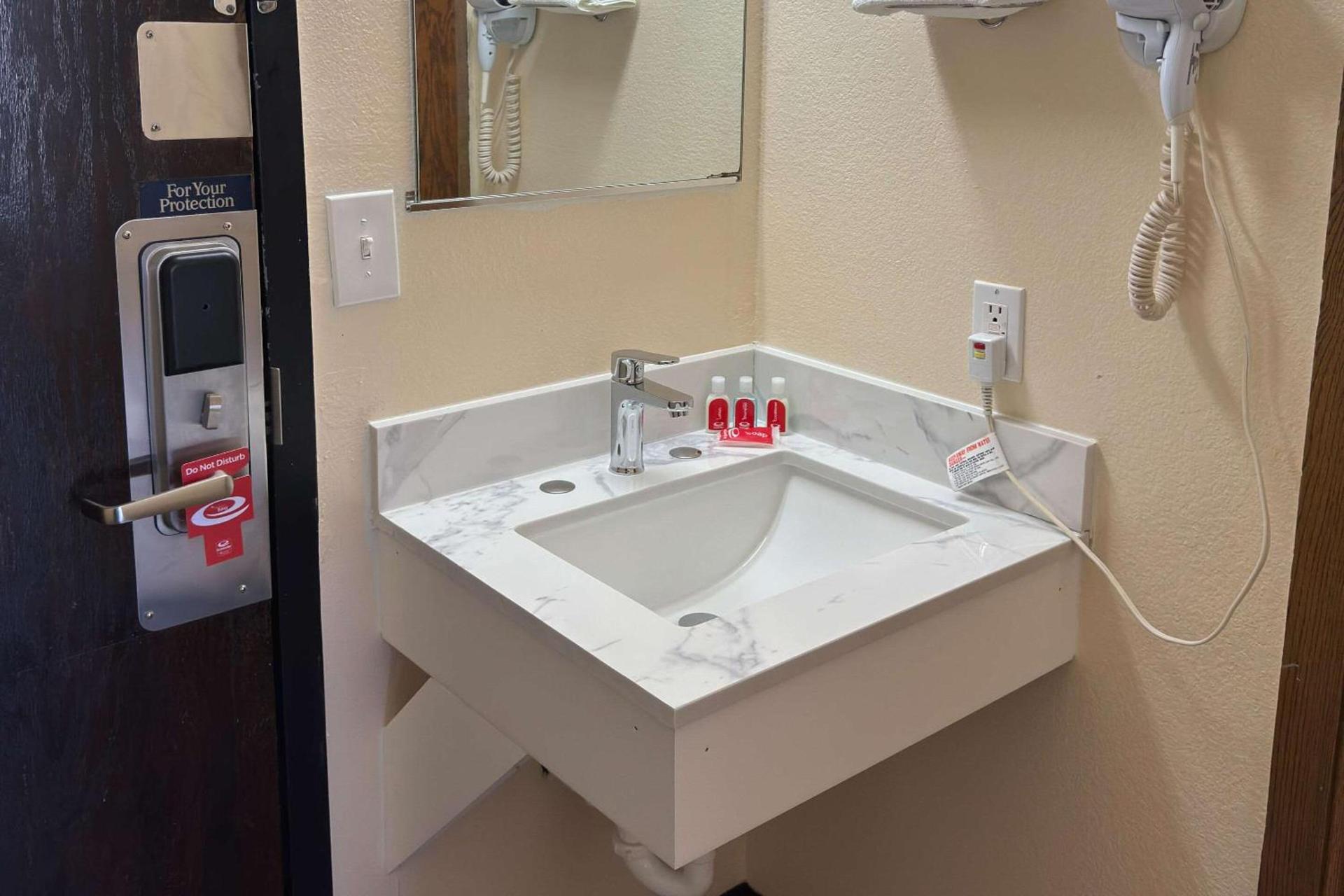Econo Lodge Waite Park - St Cloud photo 4