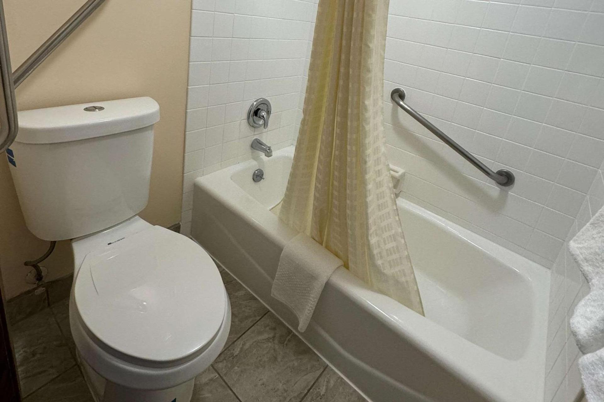 Econo Lodge Waite Park - St Cloud photo 5