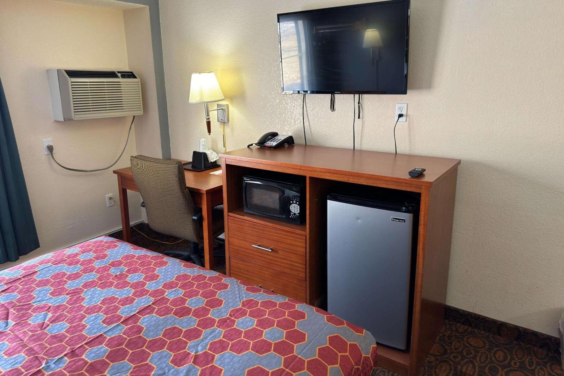Econo Lodge Waite Park - St Cloud photo 7