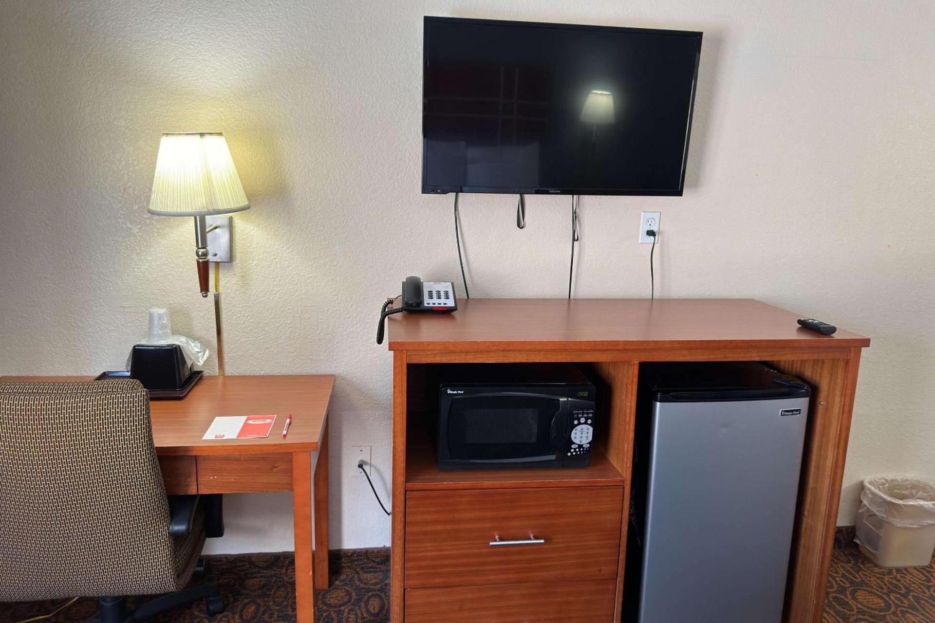 Econo Lodge Waite Park - St Cloud photo 8