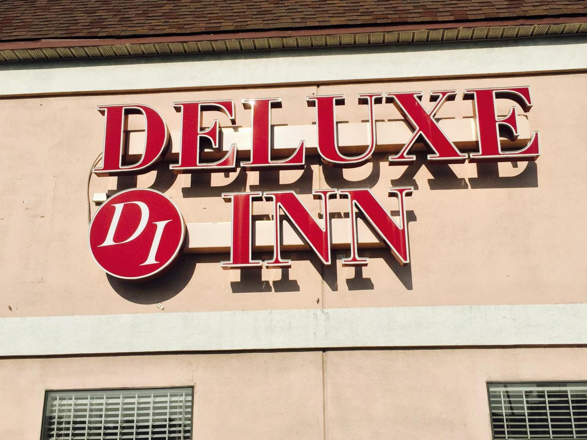 Deluxe Inn photo 16