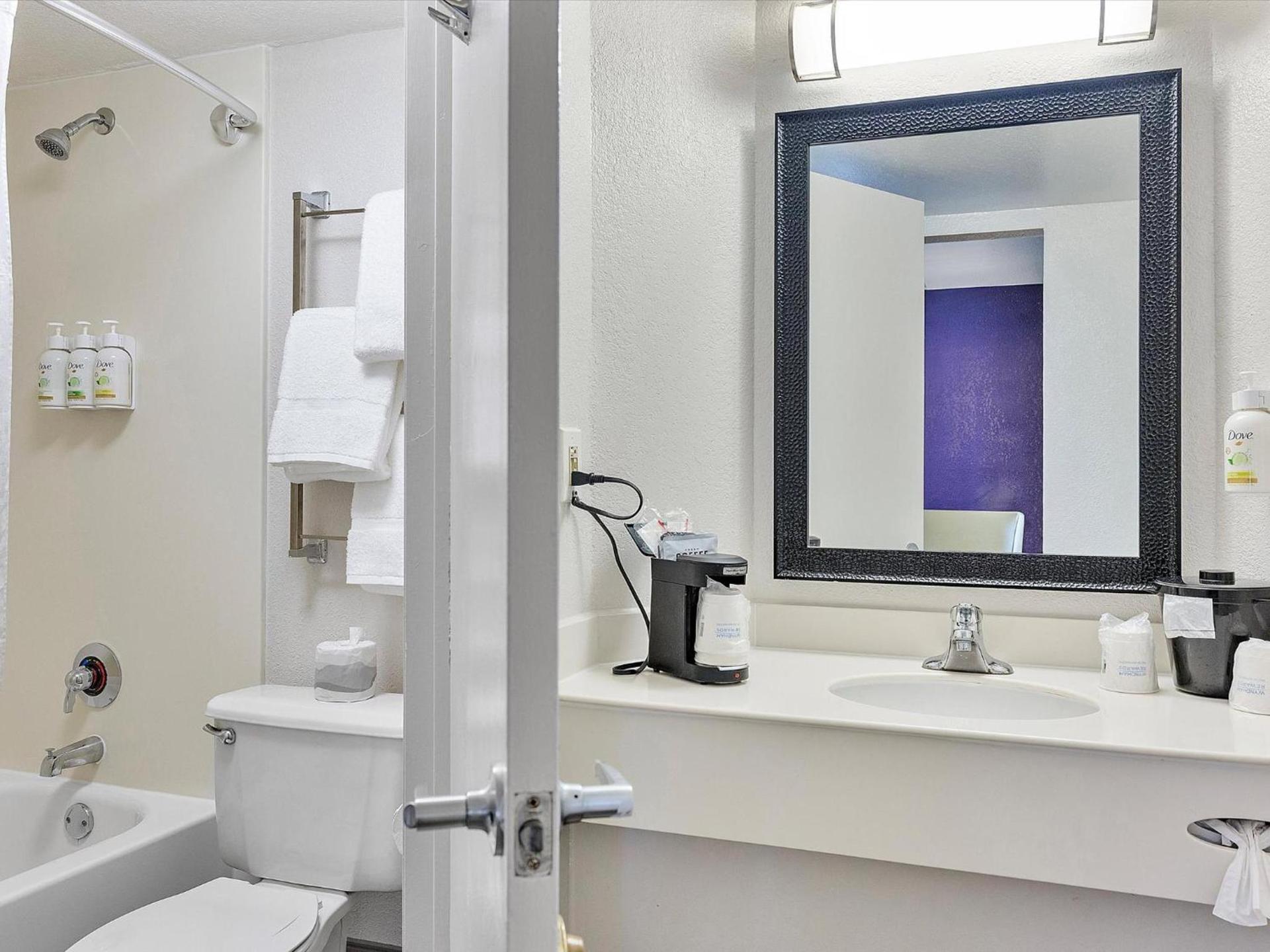La Quinta Inn by Wyndham Miami Airport North photo 31