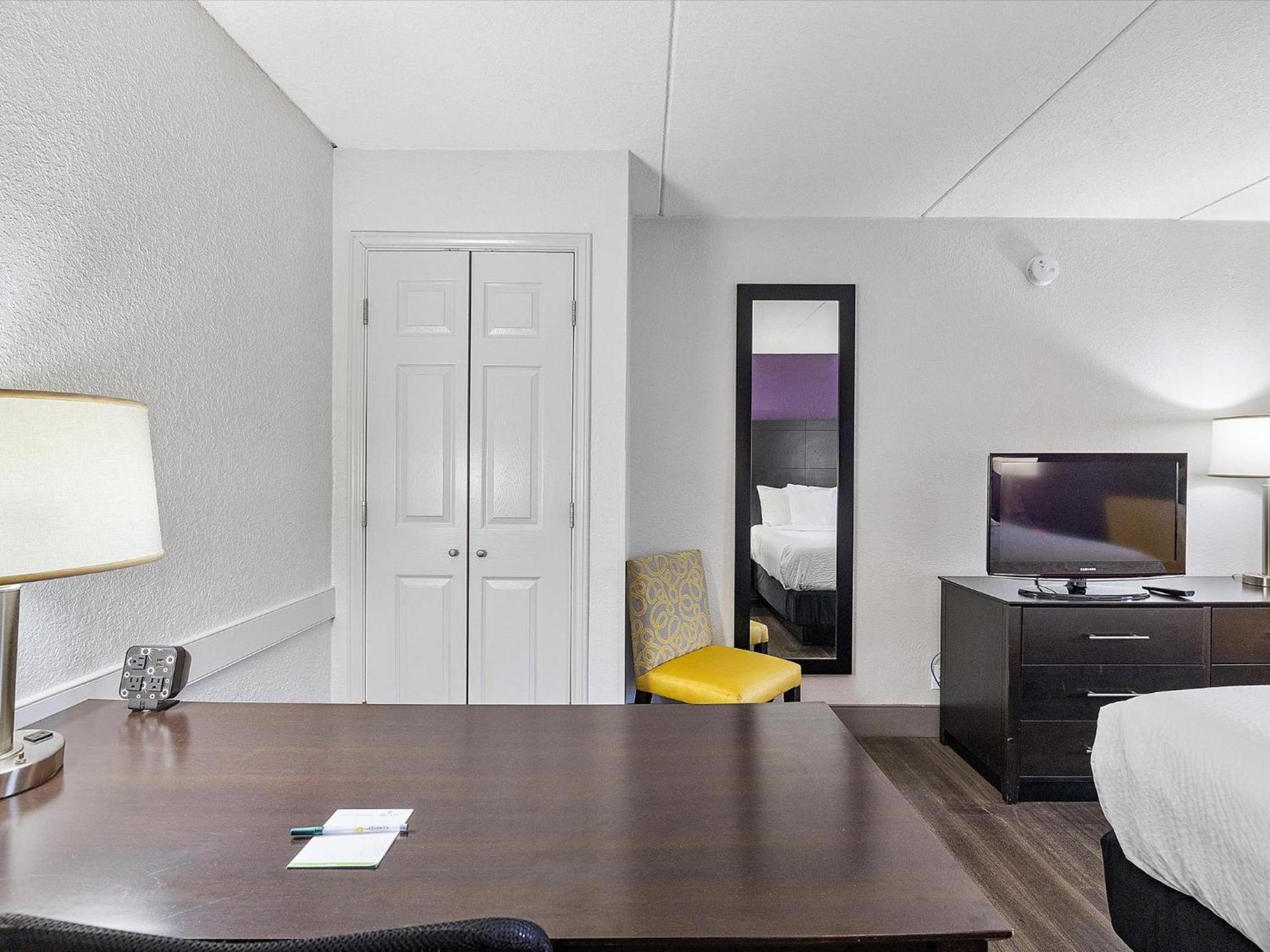 La Quinta Inn by Wyndham Miami Airport North photo 13