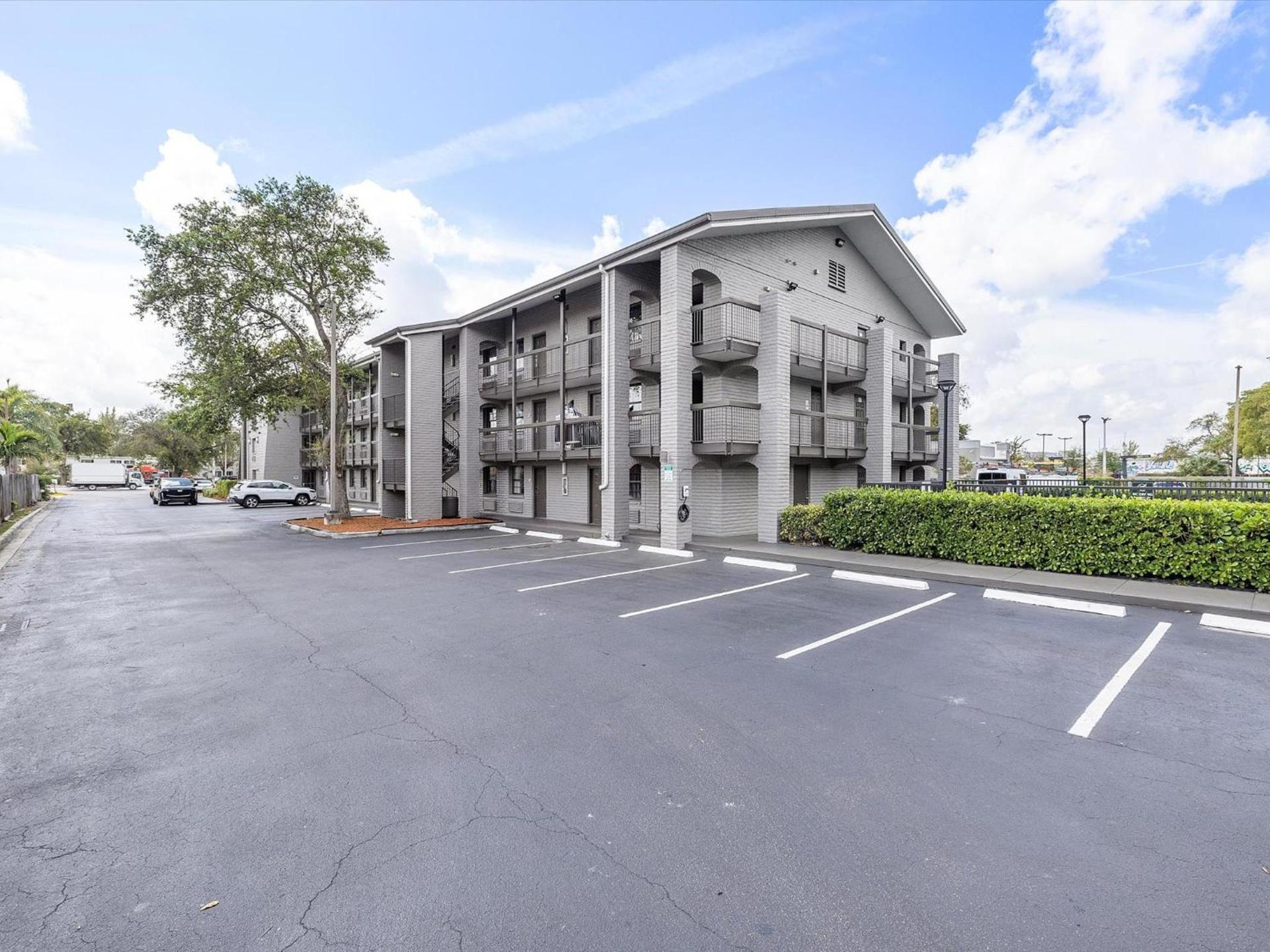 La Quinta Inn by Wyndham Miami Airport North photo 25