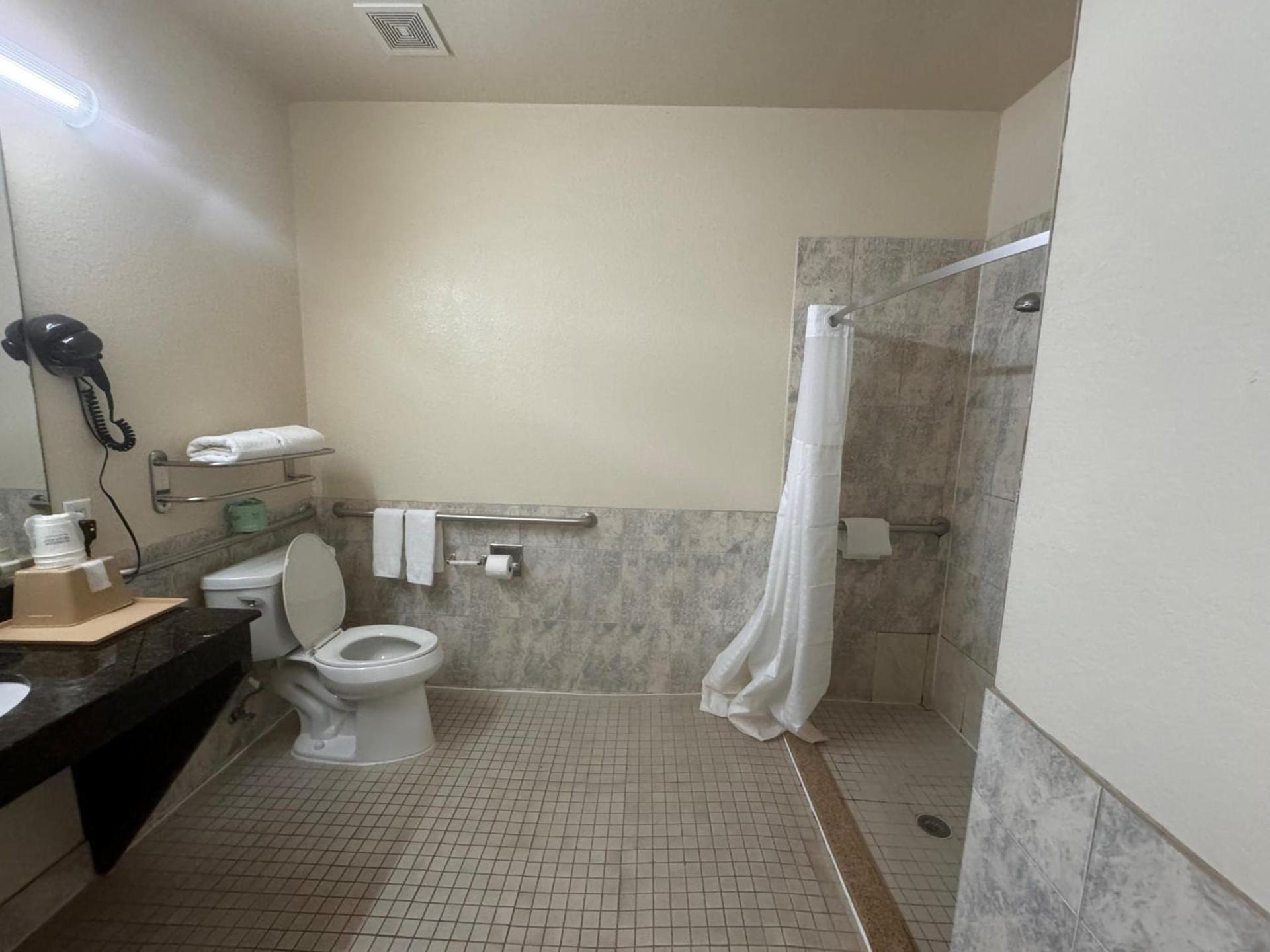 Super 8 by Wyndham Brookshire TX photo 36