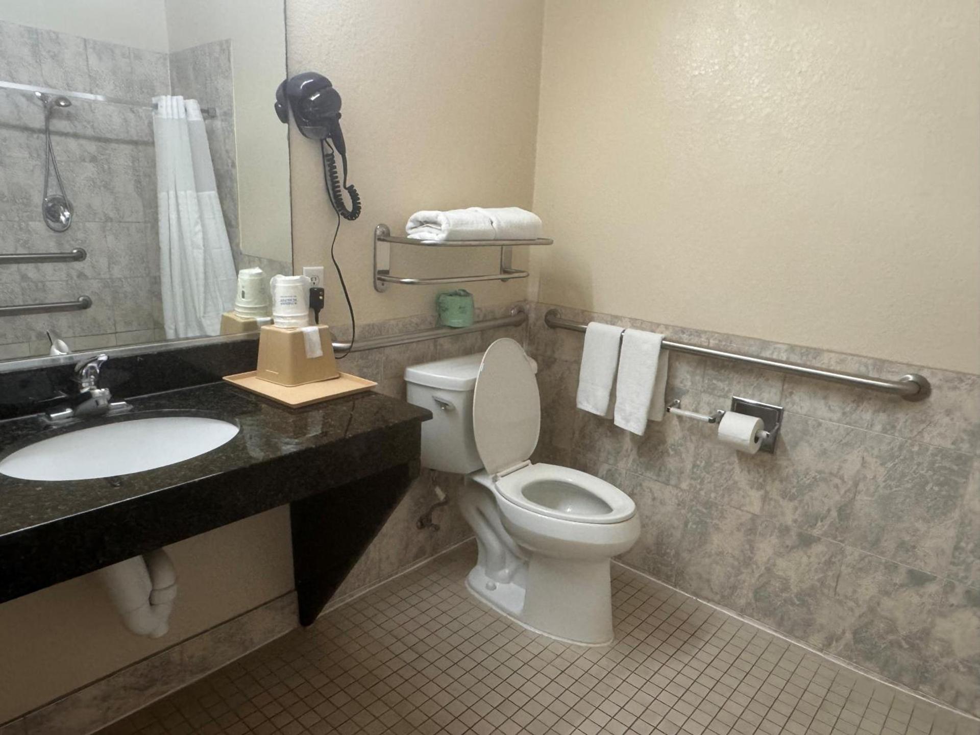 Super 8 by Wyndham Brookshire TX photo 37