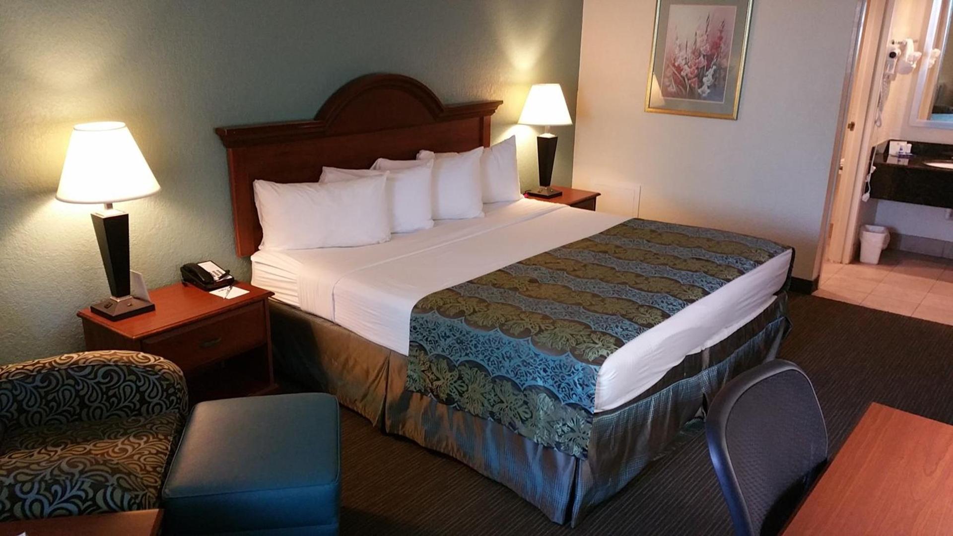Baymont by Wyndham Sarasota photo 5
