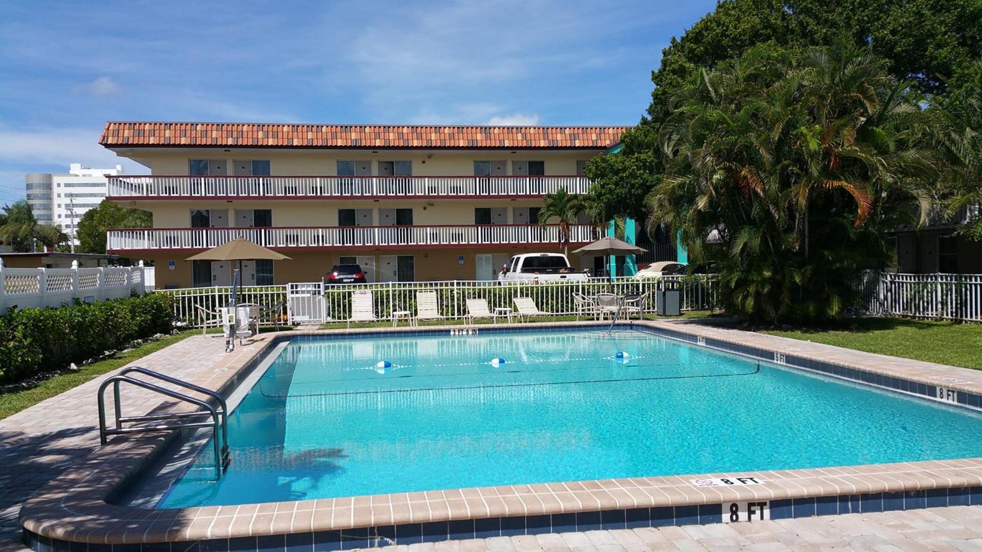 Baymont by Wyndham Sarasota photo 2