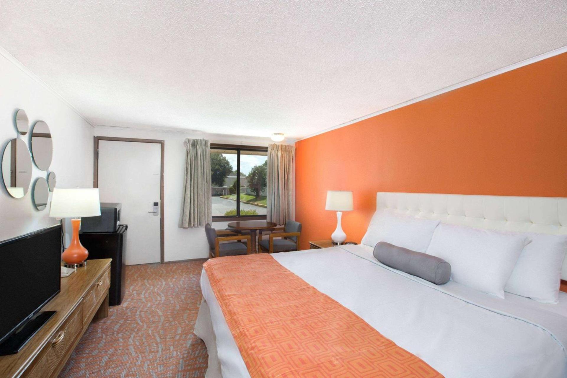 Howard Johnson by Wyndham Wilmington photo 13