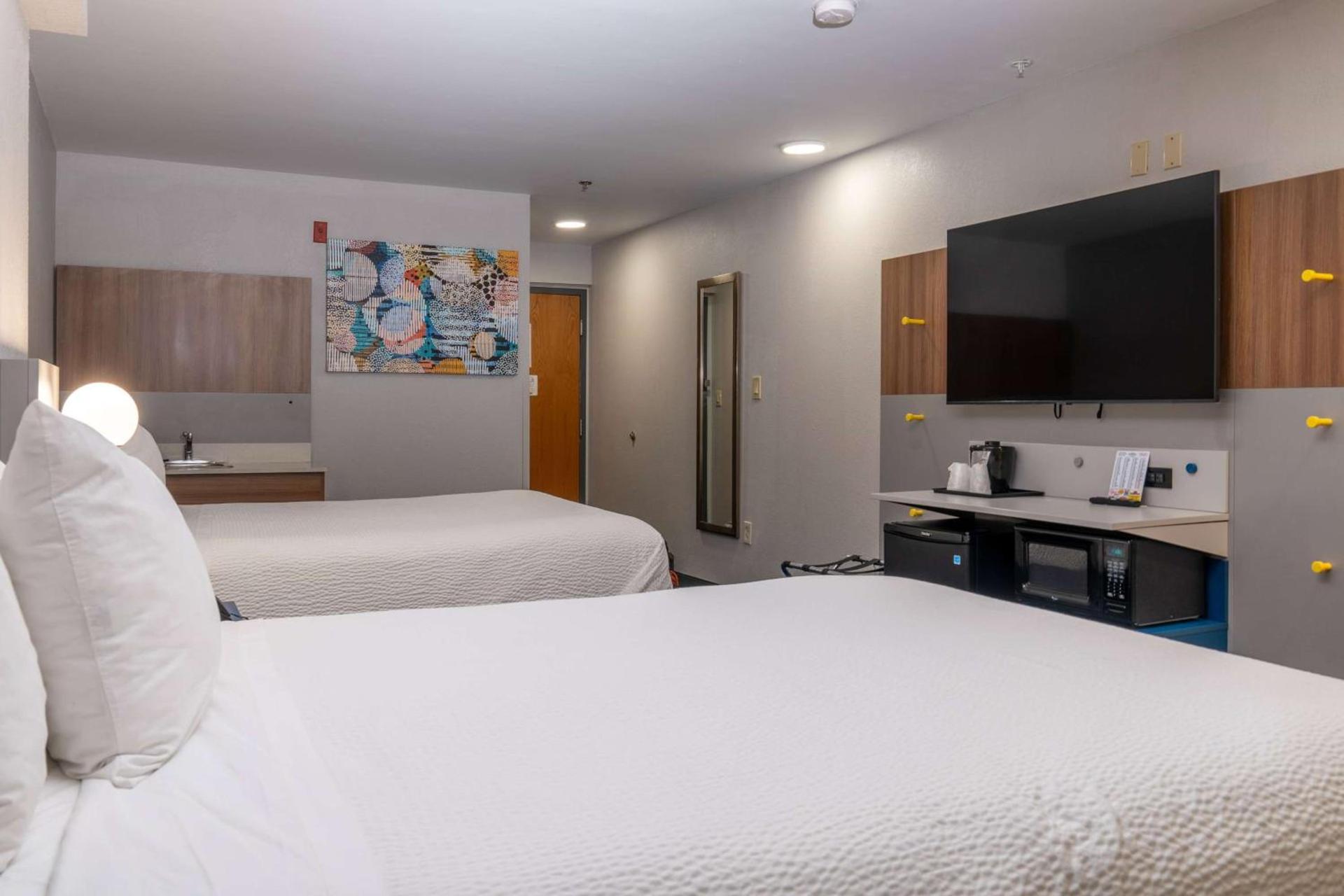 Microtel Inn & Suites by Wyndham Pigeon Forge photo 36