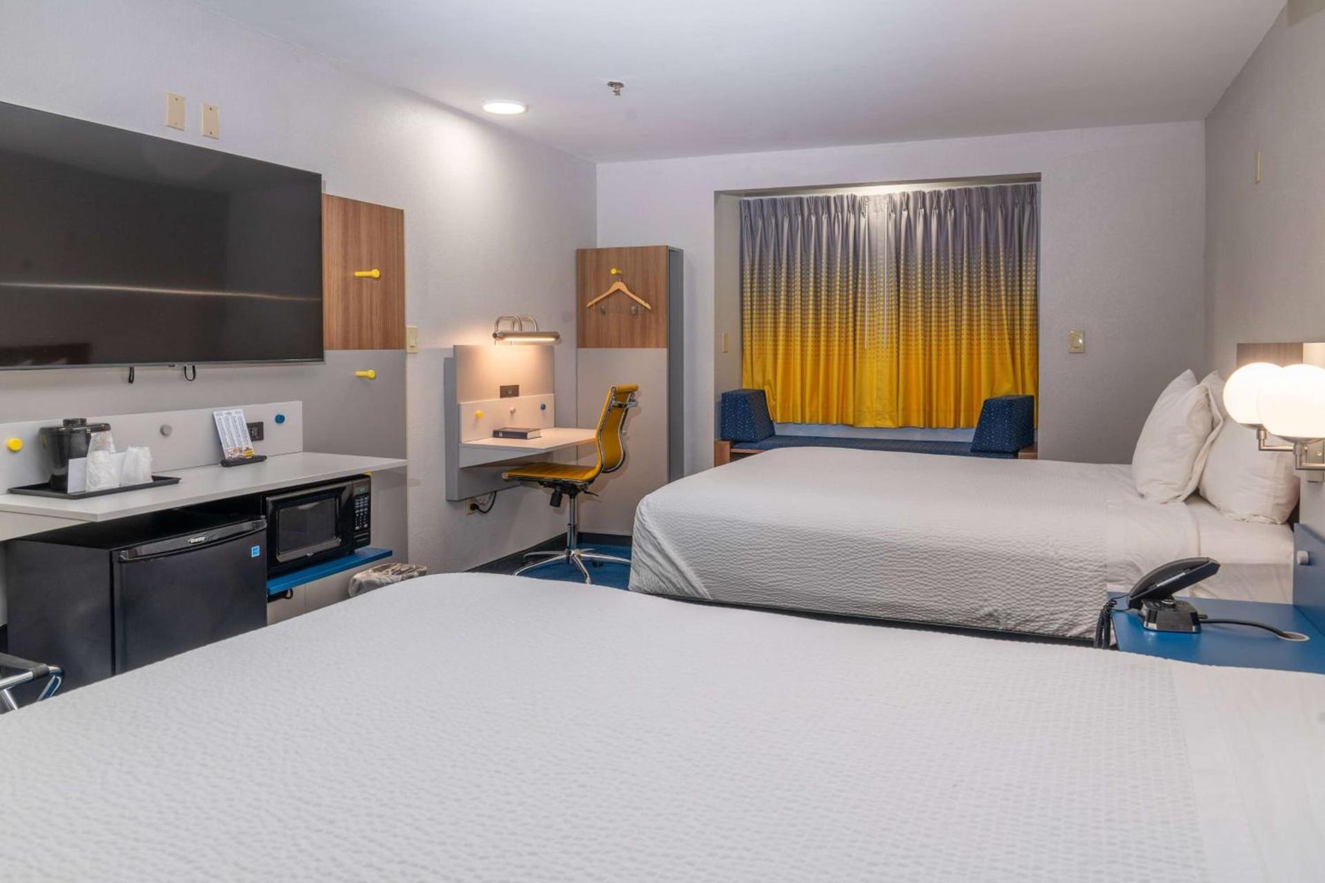 Microtel Inn & Suites by Wyndham Pigeon Forge photo 48